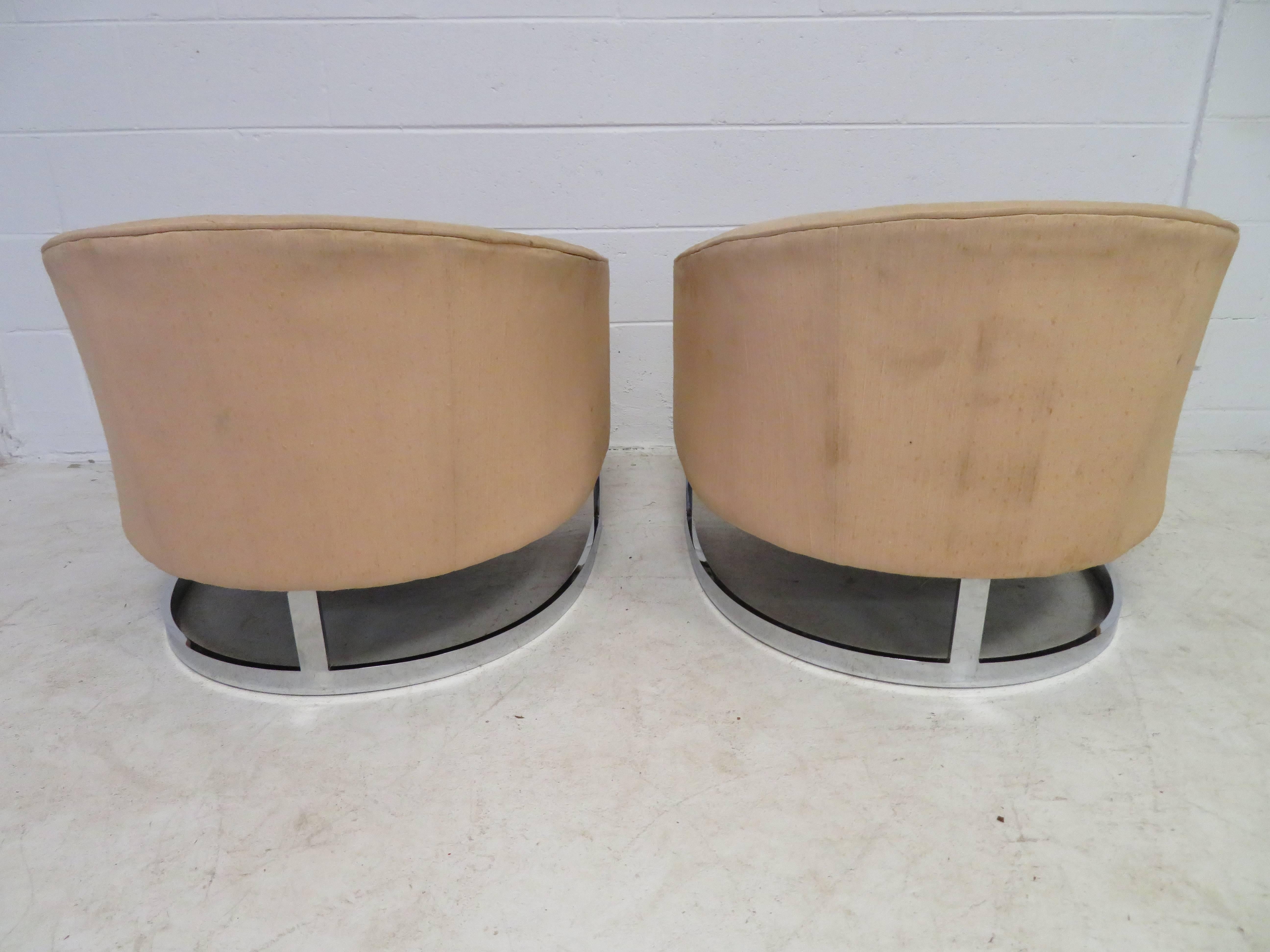 Mid-Century Modern Nice Pair of Milo Baughman Style Chrome Base Barrel Back Chairs For Sale