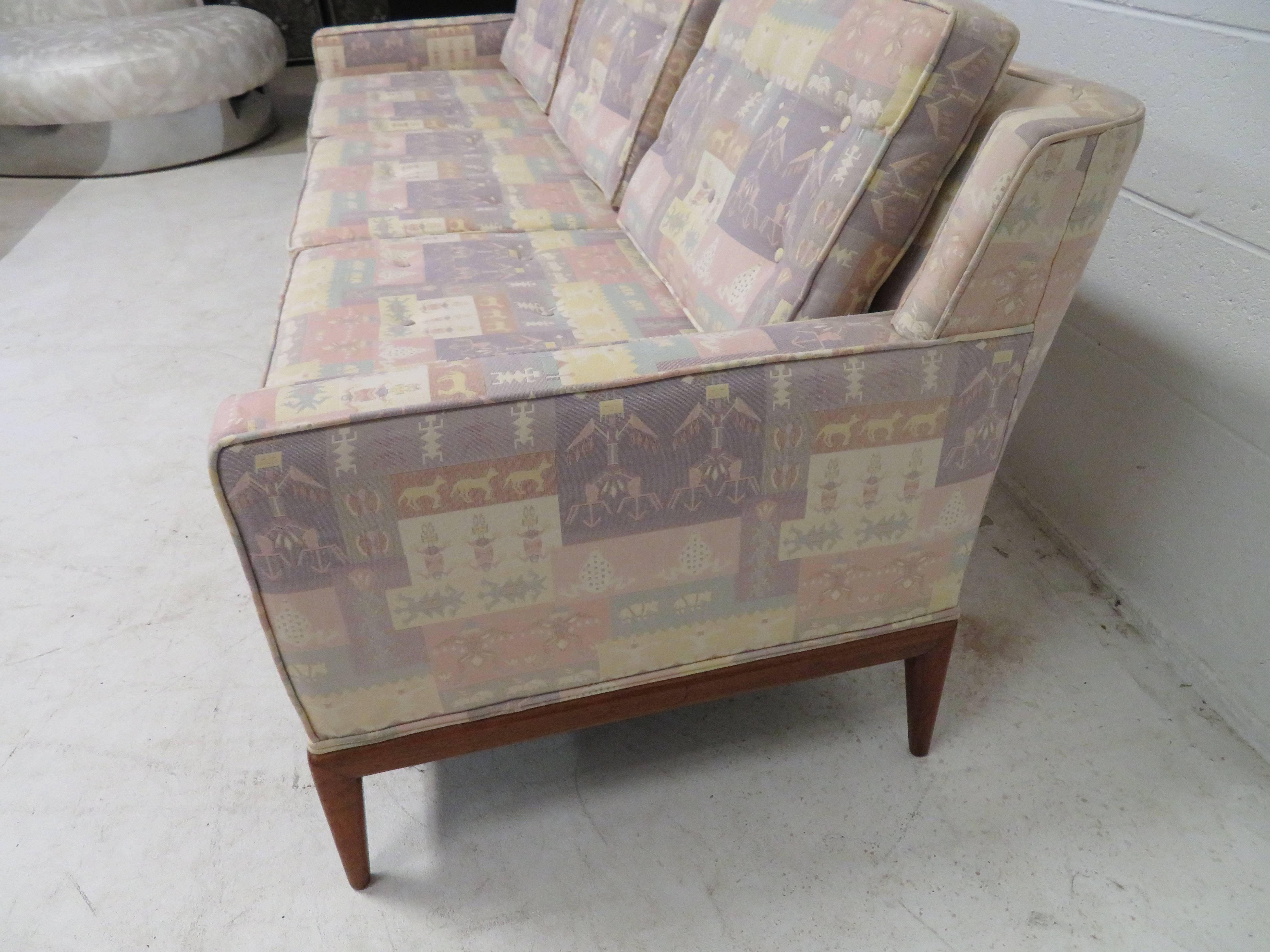 Hübsches Dreisitzer-Sofa im Stil von Paul McCobb aus Nussbaumholz. Dieses Stück ist bereit für Ihre neue Polsterung - Schaumstoff und Federn sind in gutem Zustand. Der Stoff ist in gutem Zustand, aber etwas veraltet.