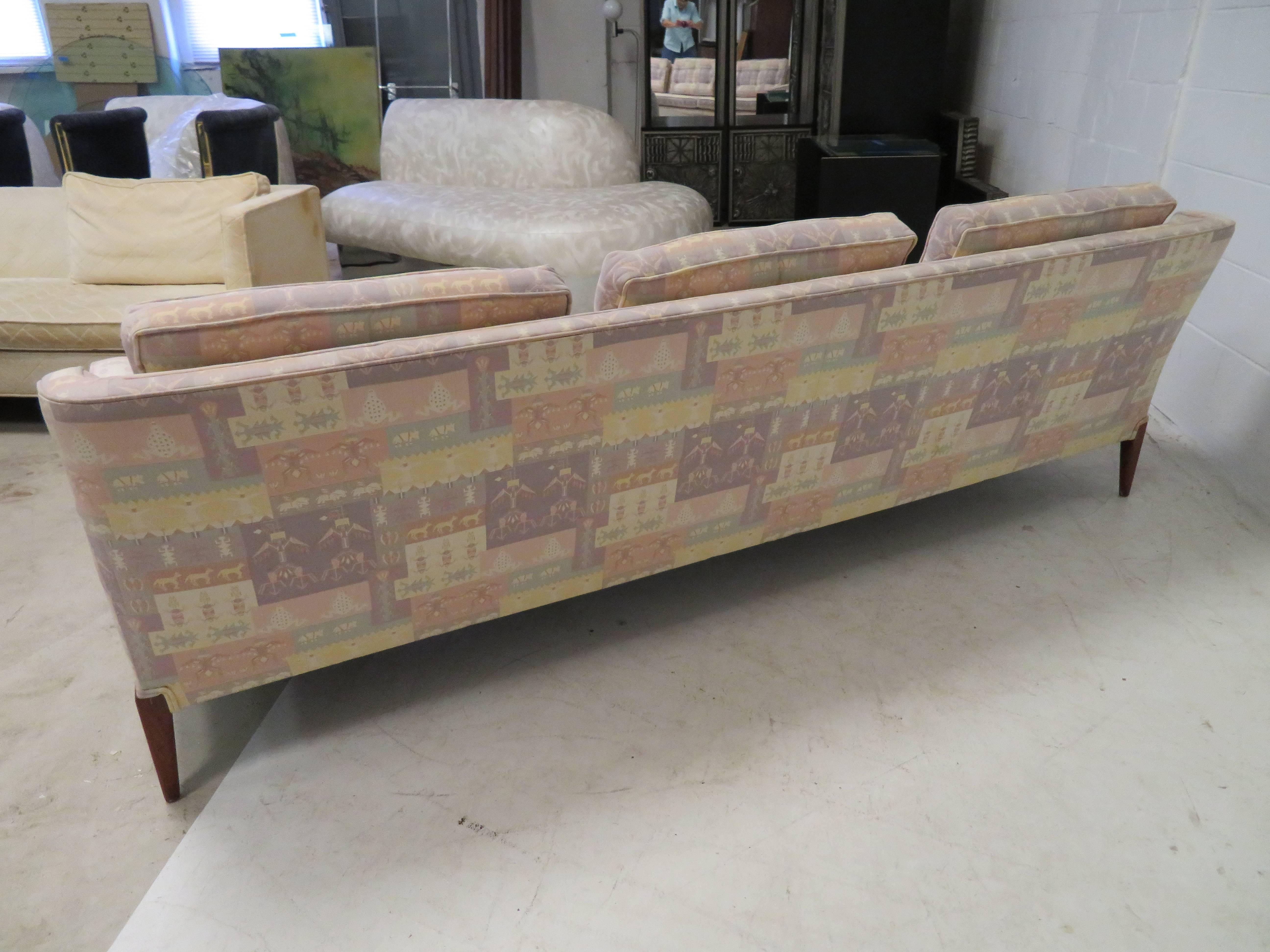 Dreisitziges Sofa aus Nussbaumholz im Paul McCobb-Stil, Mid-Century Modern (Moderne der Mitte des Jahrhunderts) im Angebot
