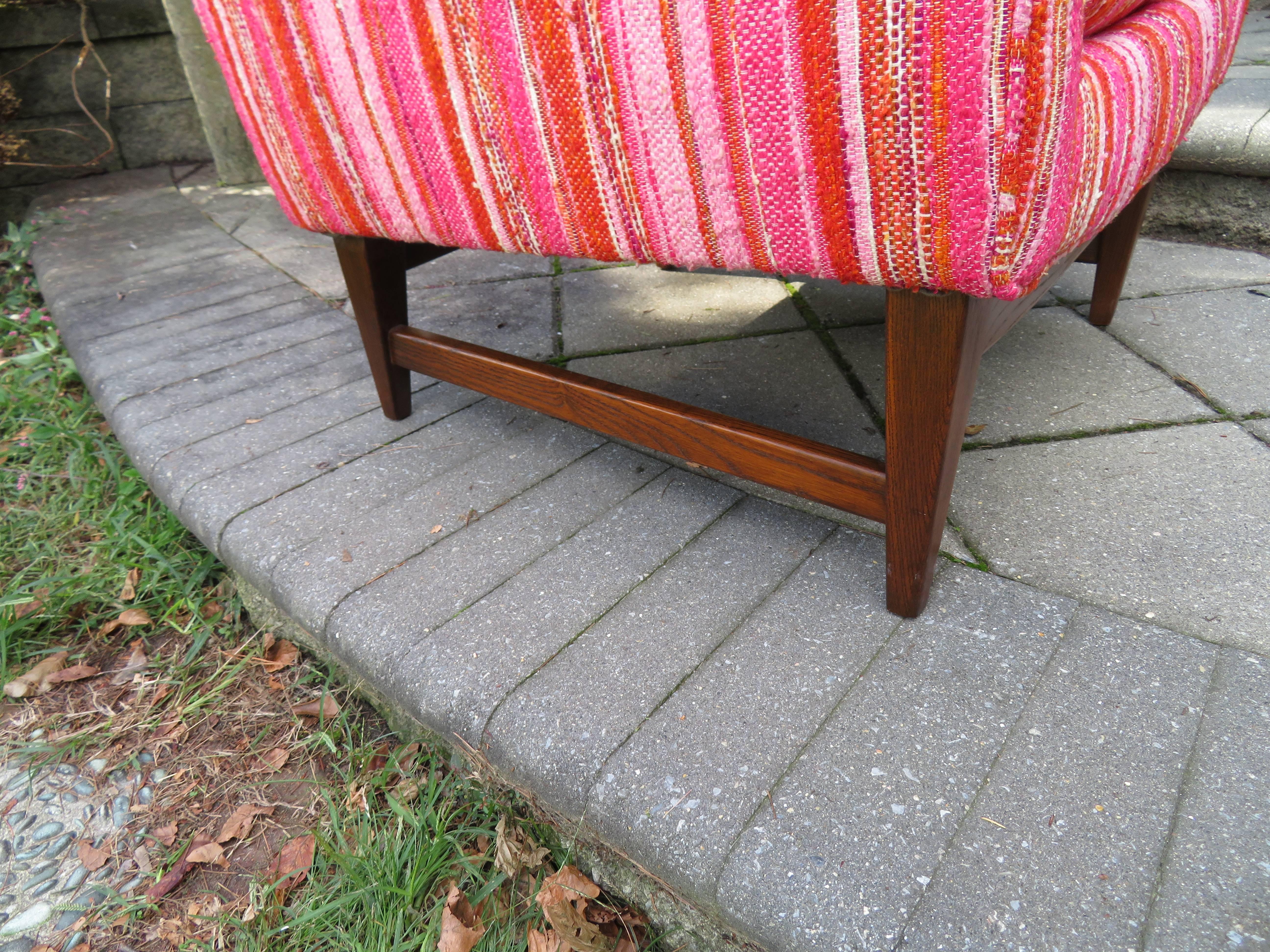 Jolie paire de fauteuils de salon Selig en noyer de style mi-siècle moderne Bon état - En vente à Pemberton, NJ