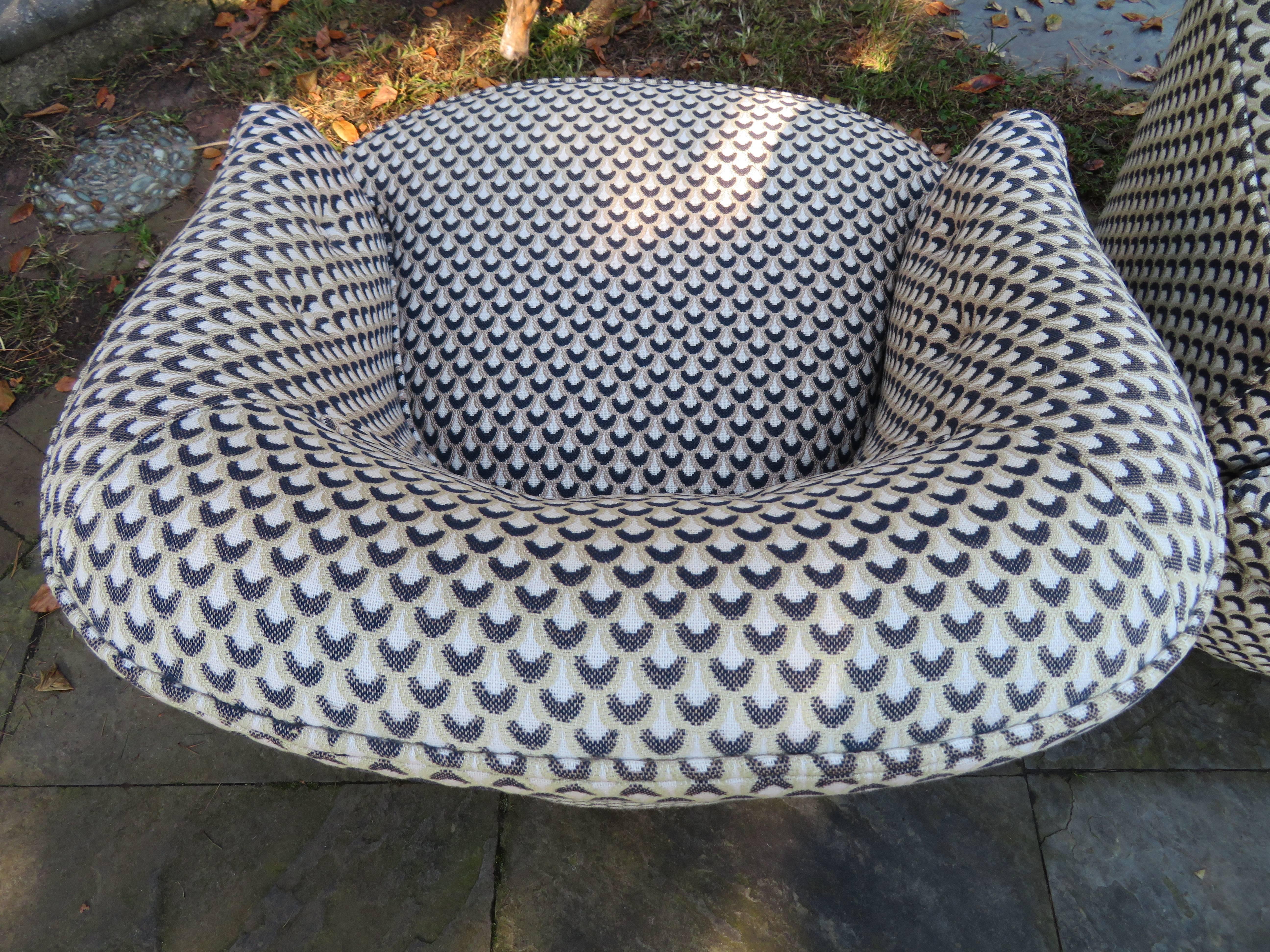Gorgeous Pair of Milo Baughman Style Swivel Barrel Back Lounge Chairs Modern In Good Condition In Pemberton, NJ