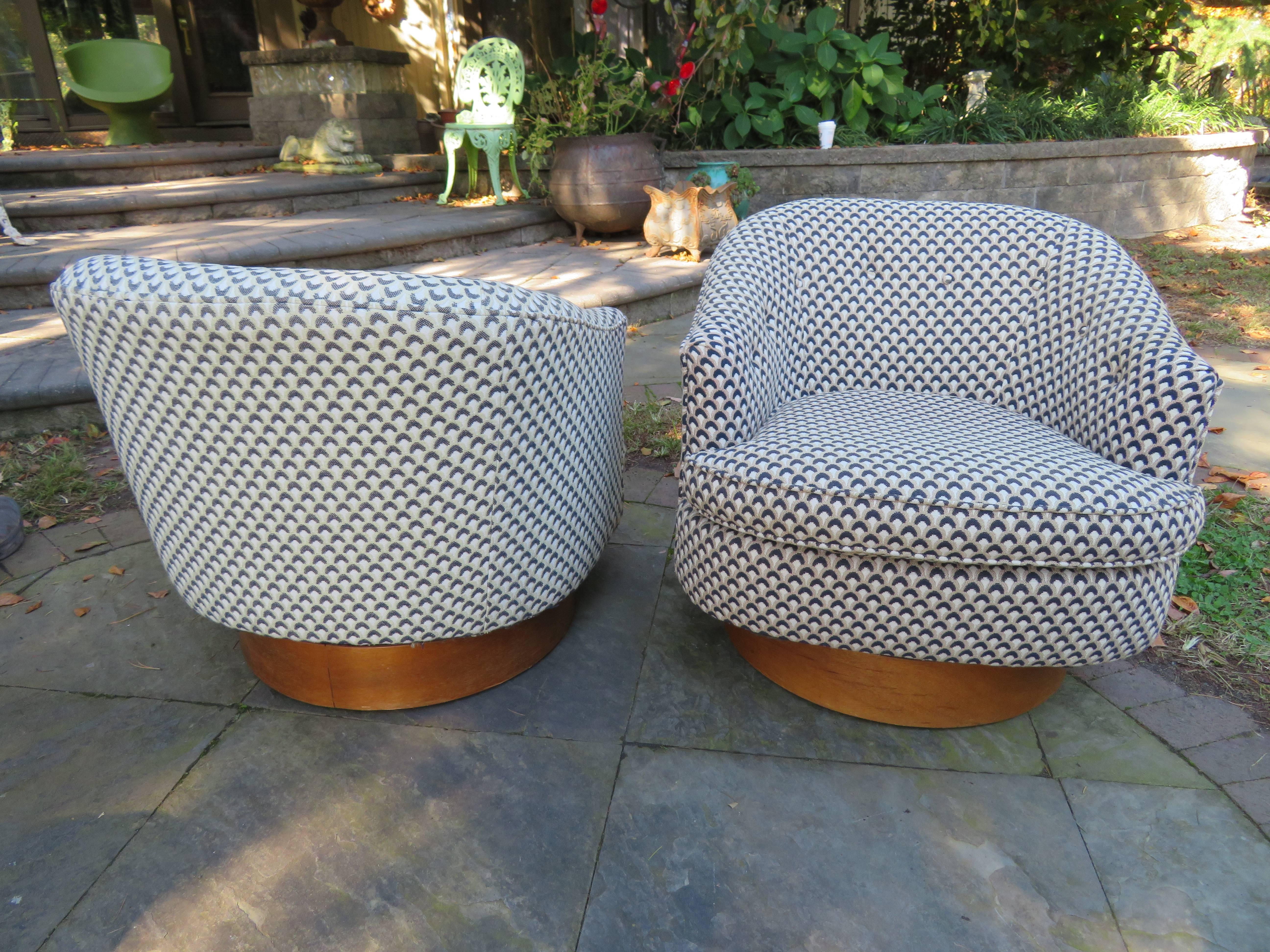 Mid-20th Century Gorgeous Pair of Milo Baughman Style Swivel Barrel Back Lounge Chairs Modern