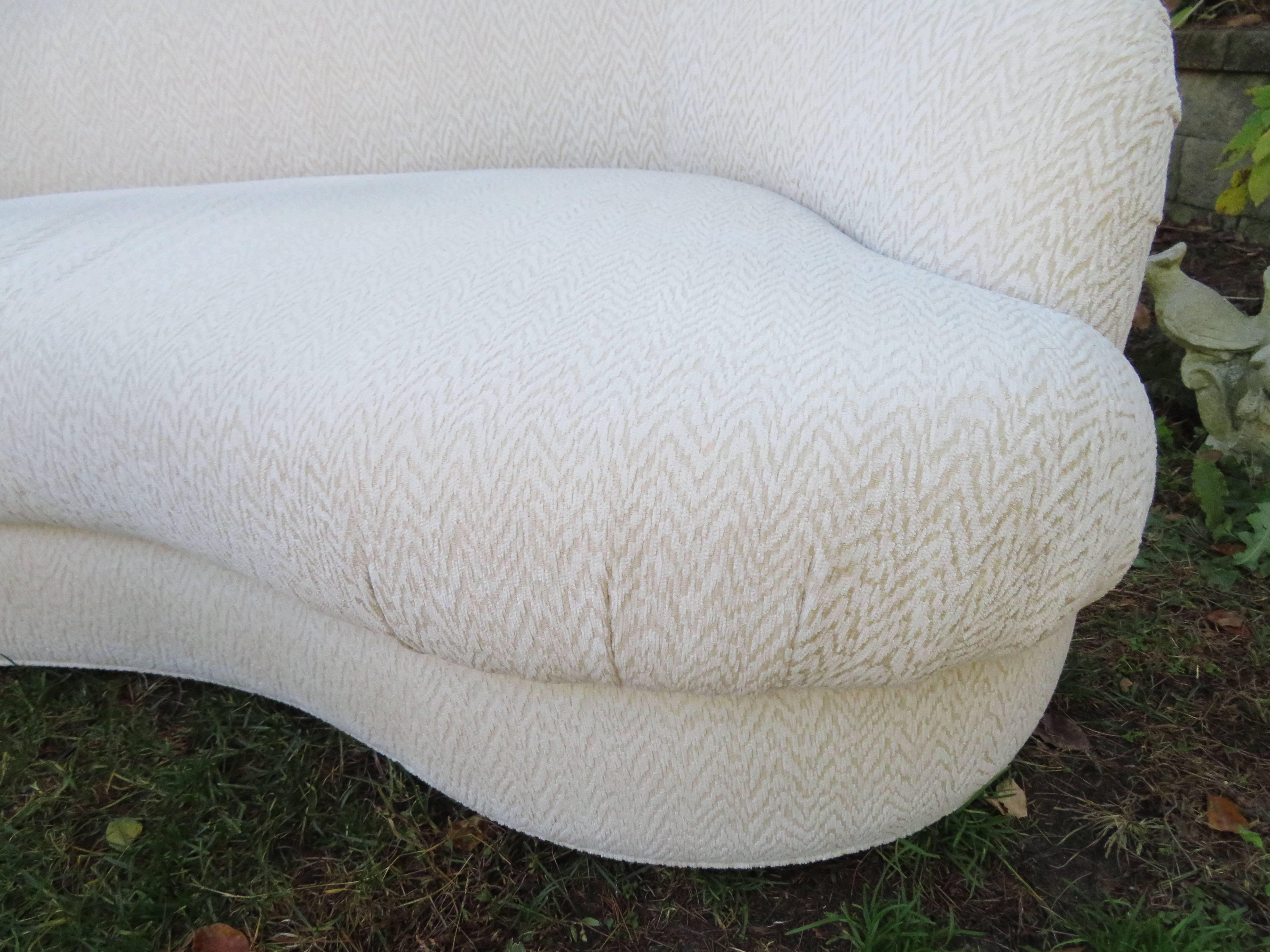 Tissu d'ameublement Excellente paire de canapés en forme de rein Mid-Century Modern en vente