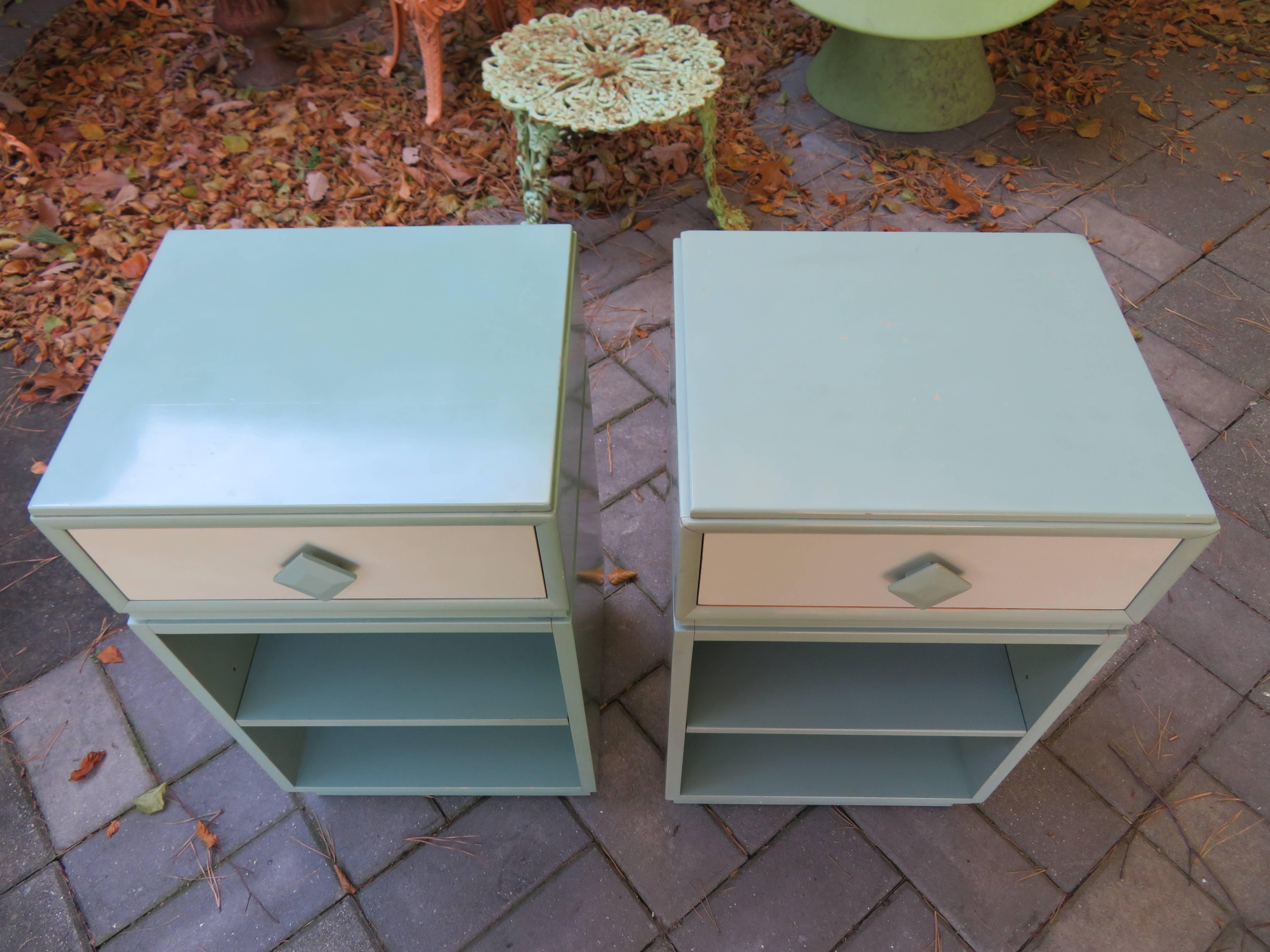 Superbe paire de tables de nuit Kittinger des années 1940, avec un tiroir. L'étagère est réglable. L'un des tiroirs porte une étiquette de marque et l'autre une étiquette en papier.