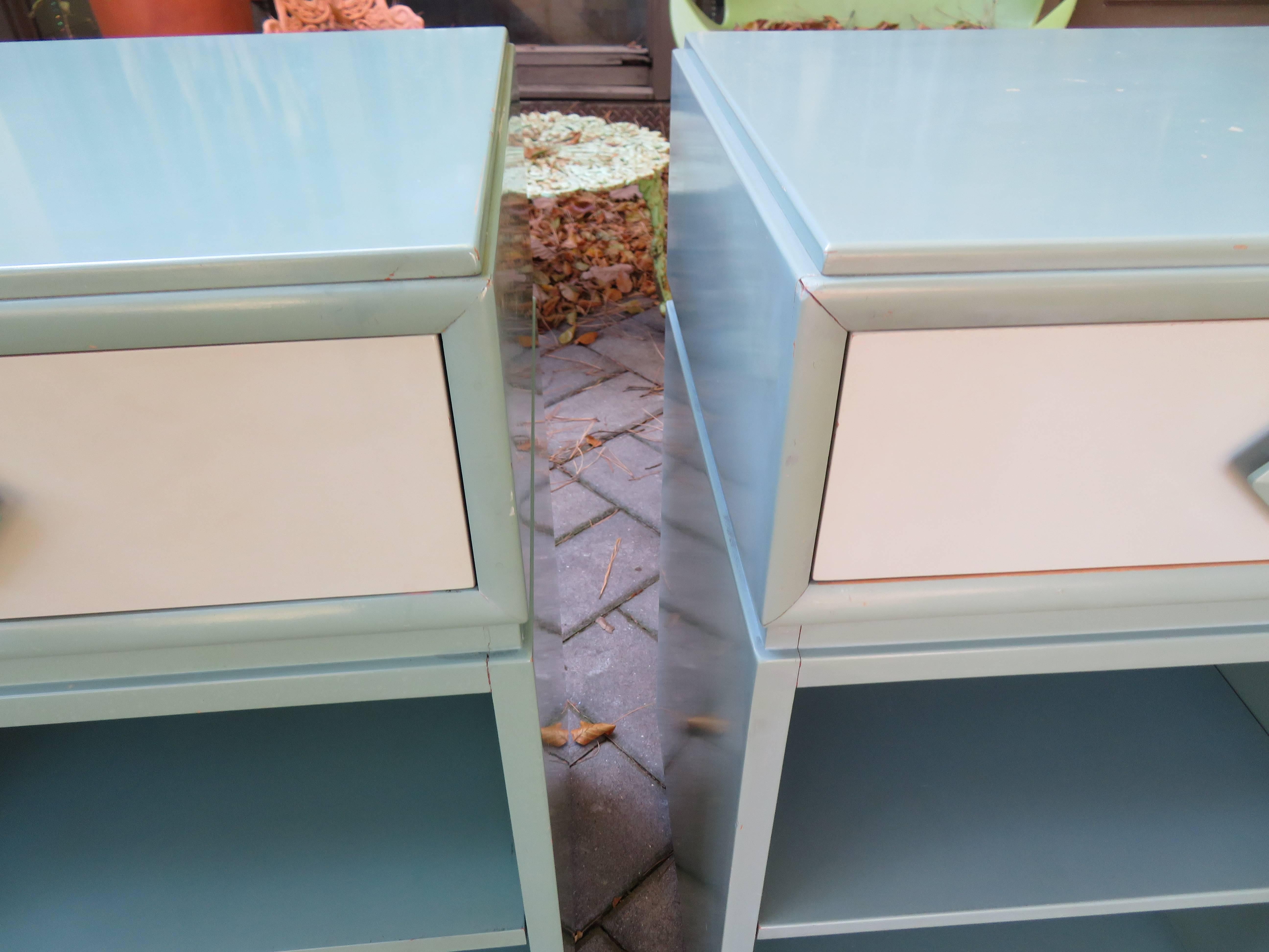 Mid-20th Century Lovely Pair of Kittinger Modern Side Table or Nightstands For Sale