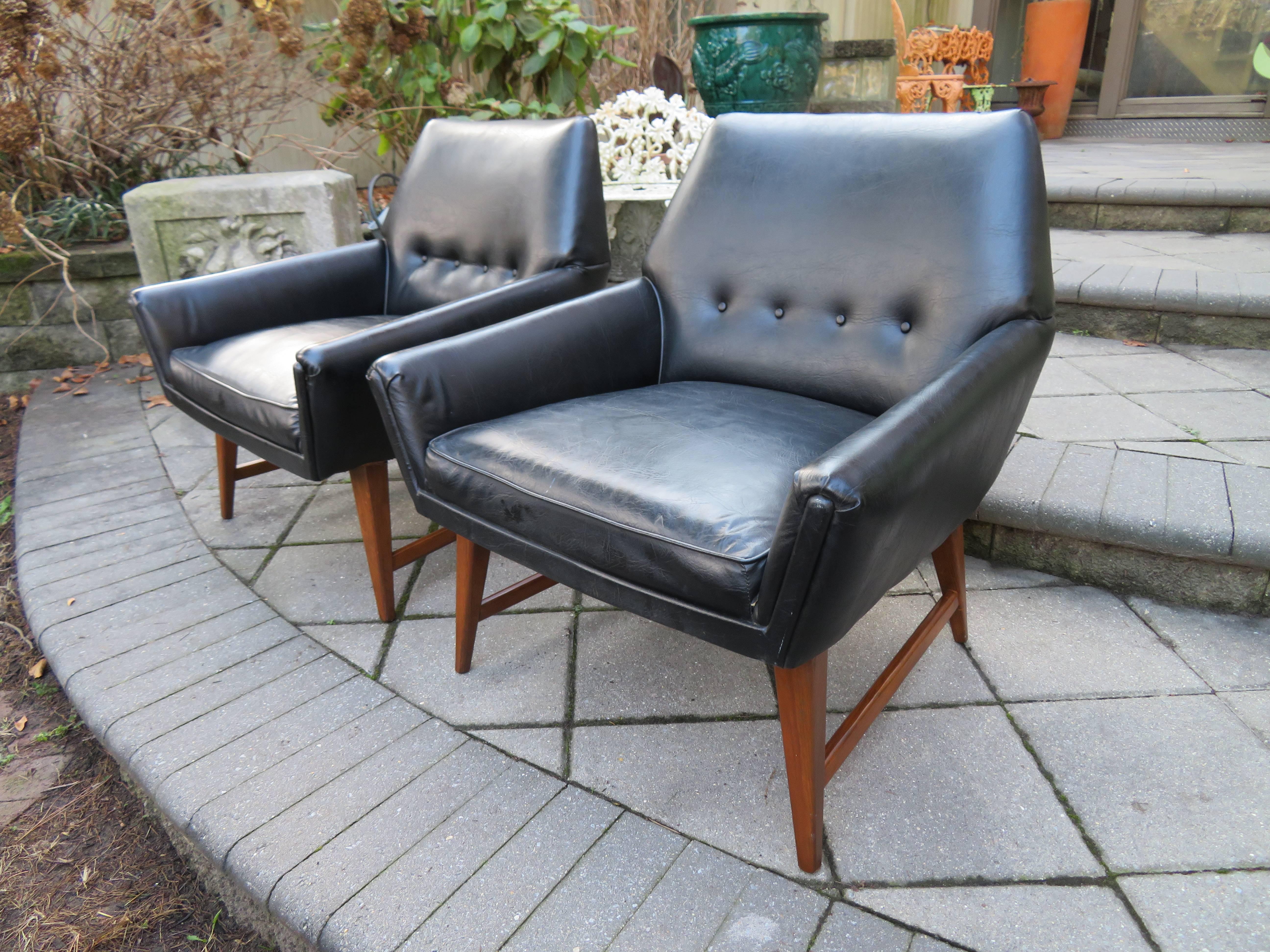 Handsome Pair of Danish Modern Walnut Lounge Chairs For Sale 3