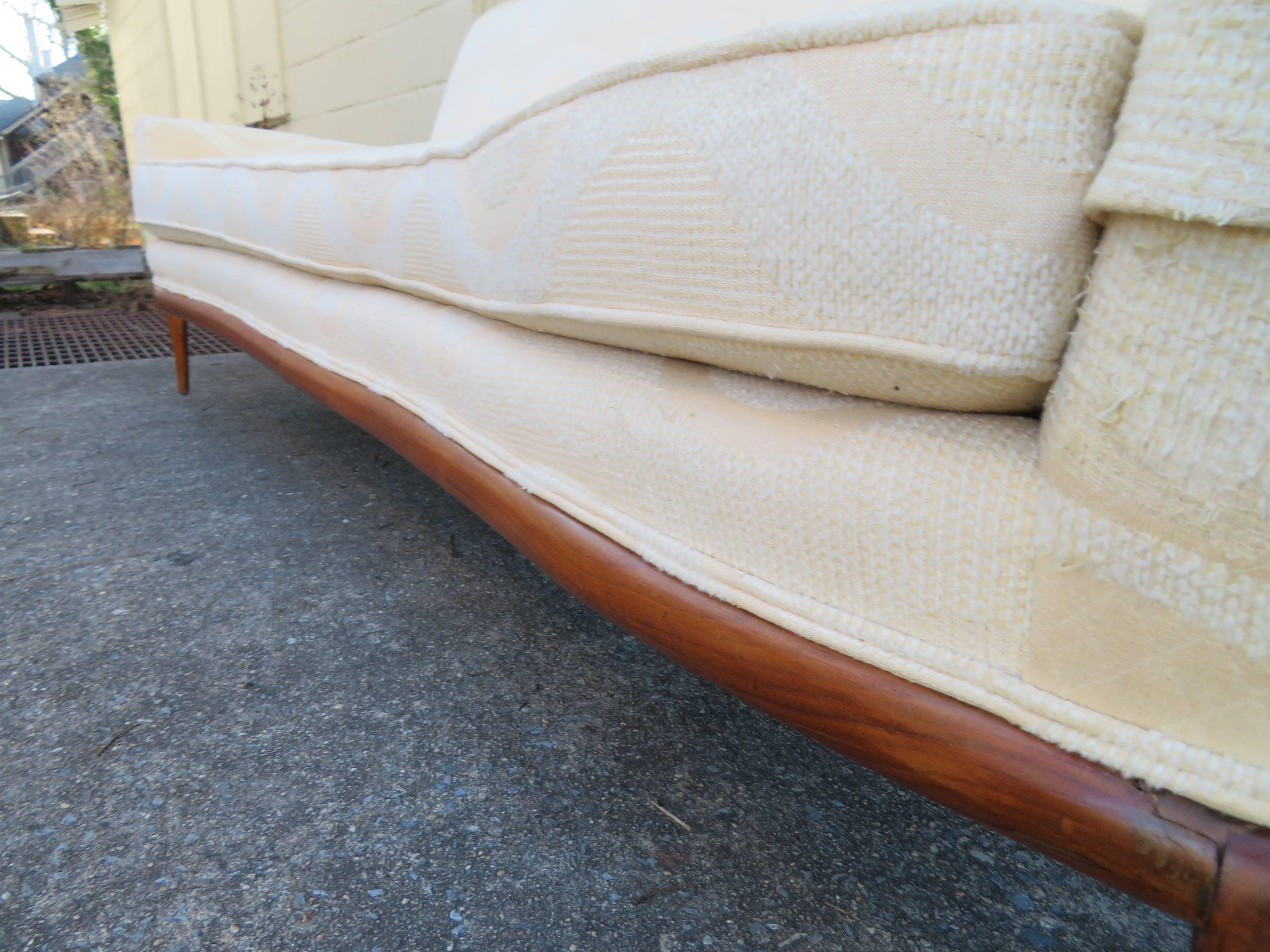 Robsjohn-Gibbings Schönes Sofa aus Nussbaumholz im Zustand „Gut“ im Angebot in Pemberton, NJ