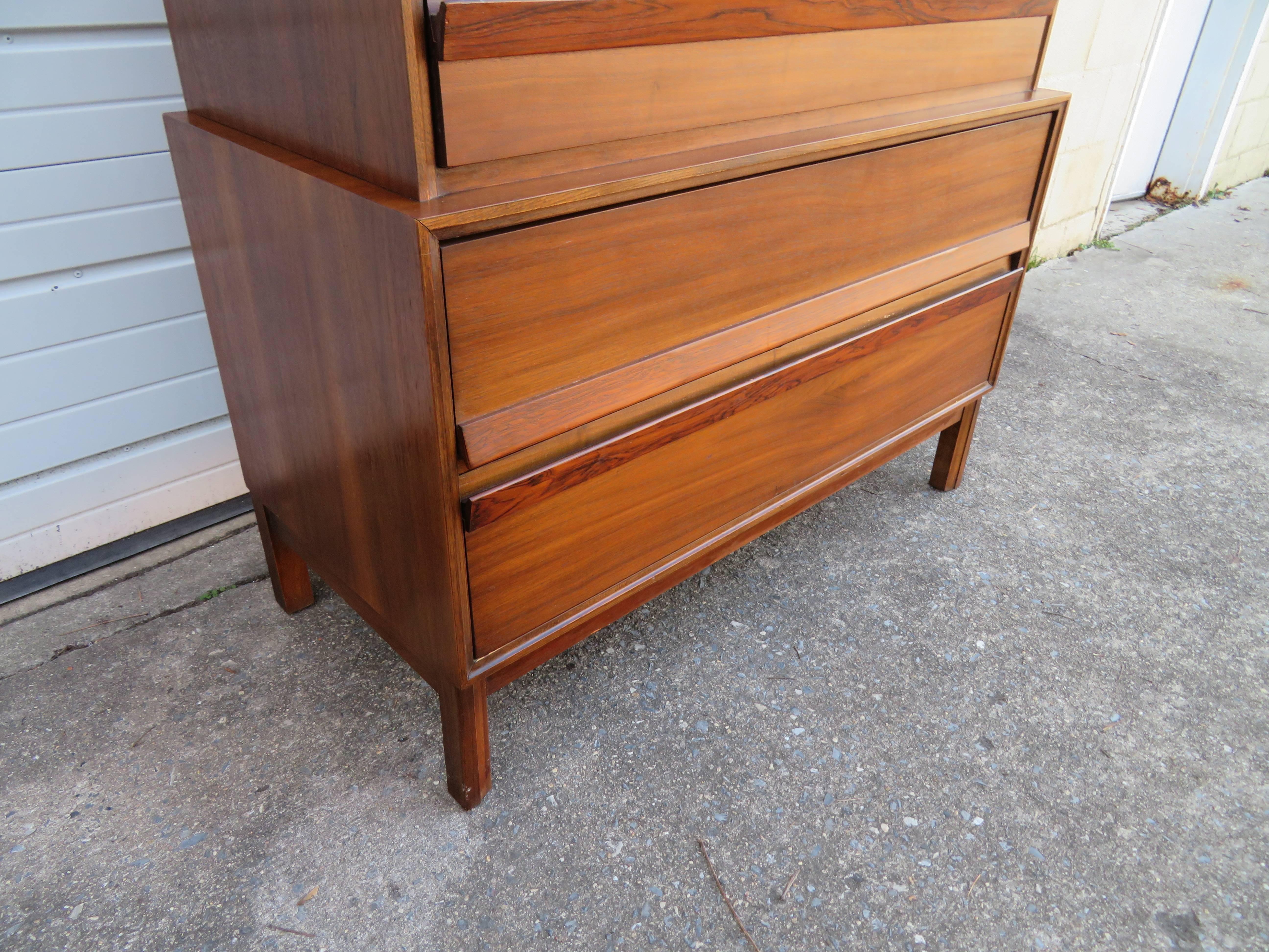 Magnifique commode américaine de Martinsville haute en noyer et bois de rose Bon état - En vente à Pemberton, NJ