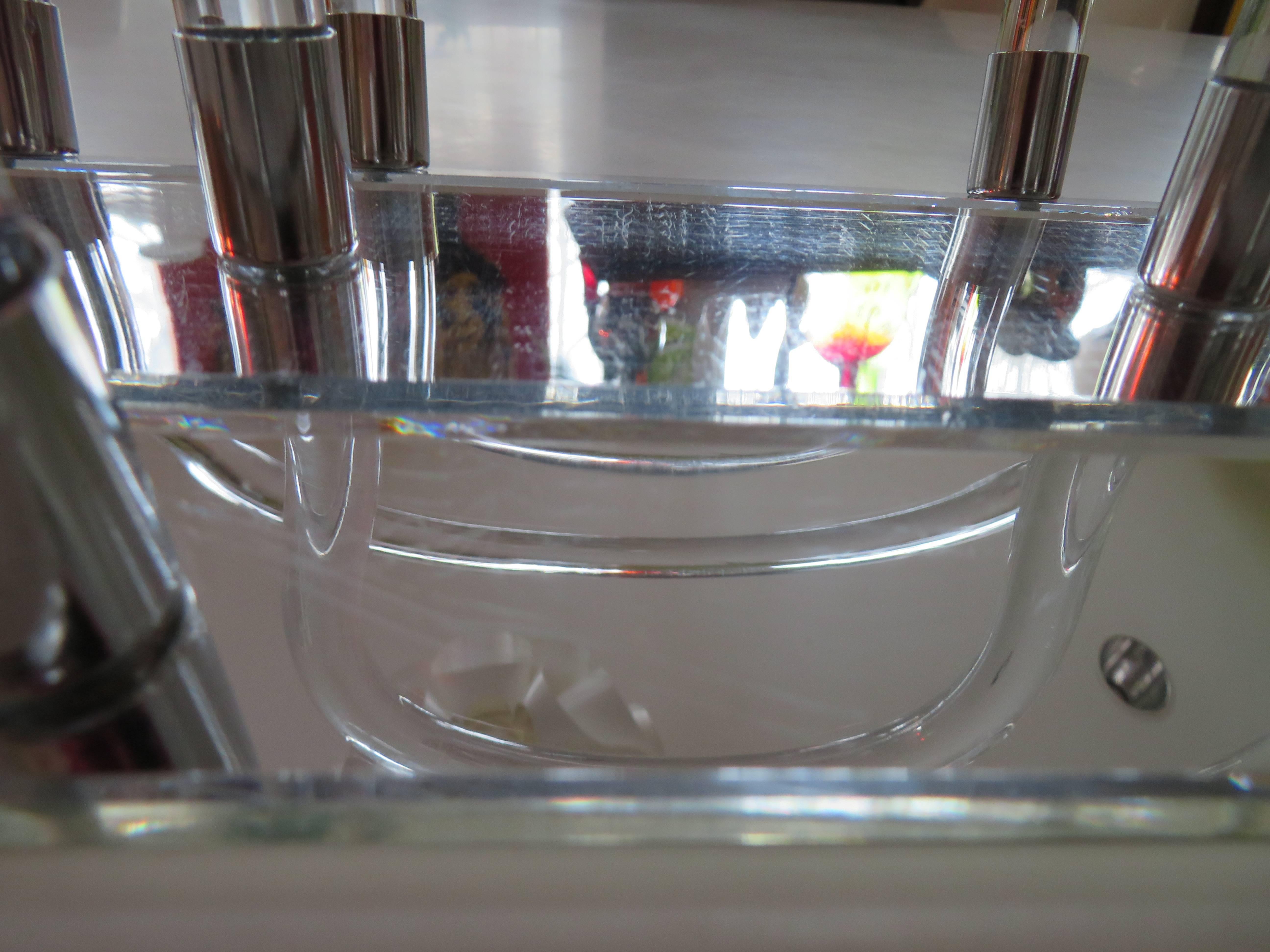Dorothy Thorpe Lucite, Chrome and Mirror Magazine Rack In Excellent Condition For Sale In Pemberton, NJ