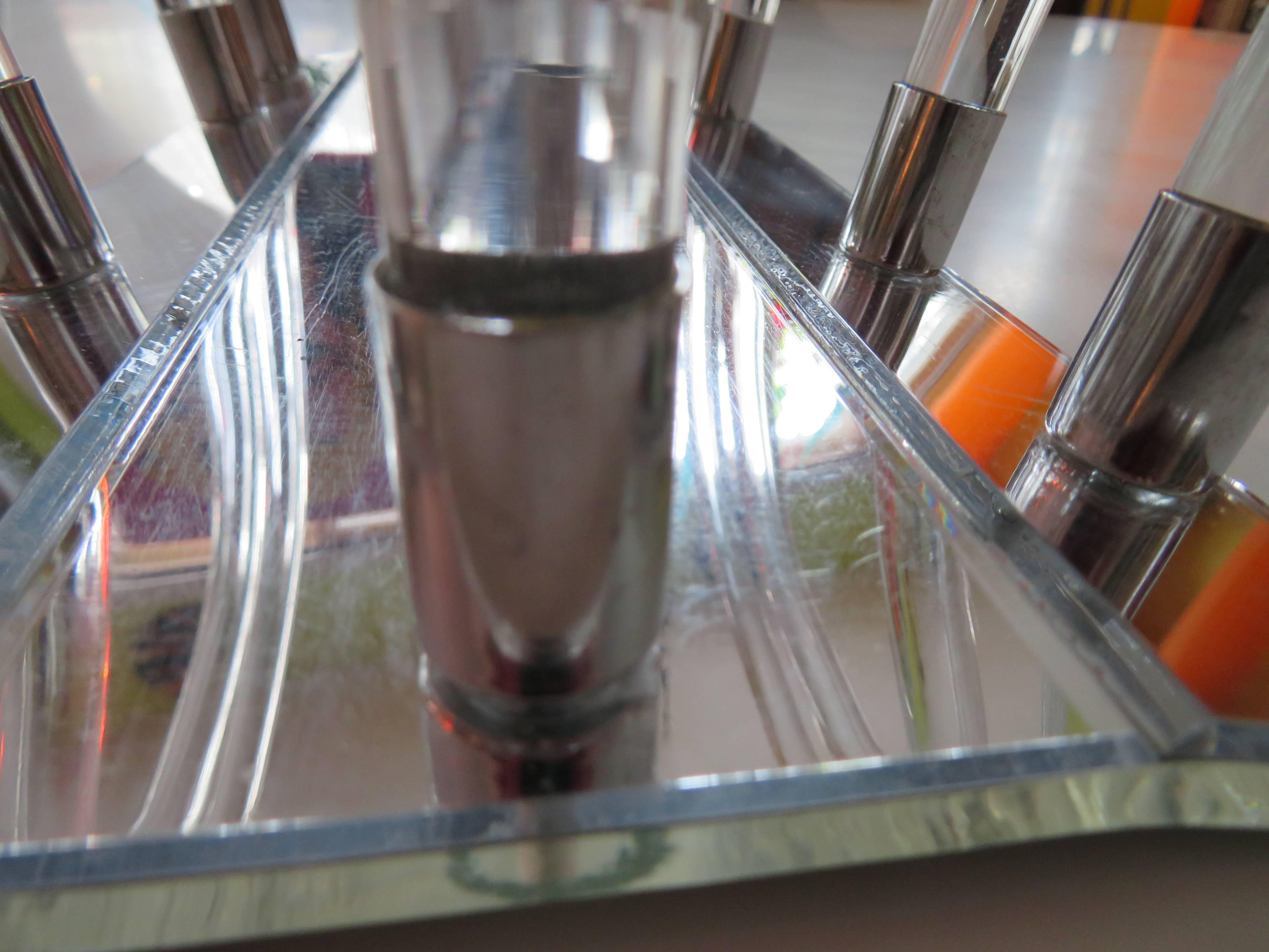 Dorothy Thorpe Portariviste in lucite, cromo e specchio in vendita 1