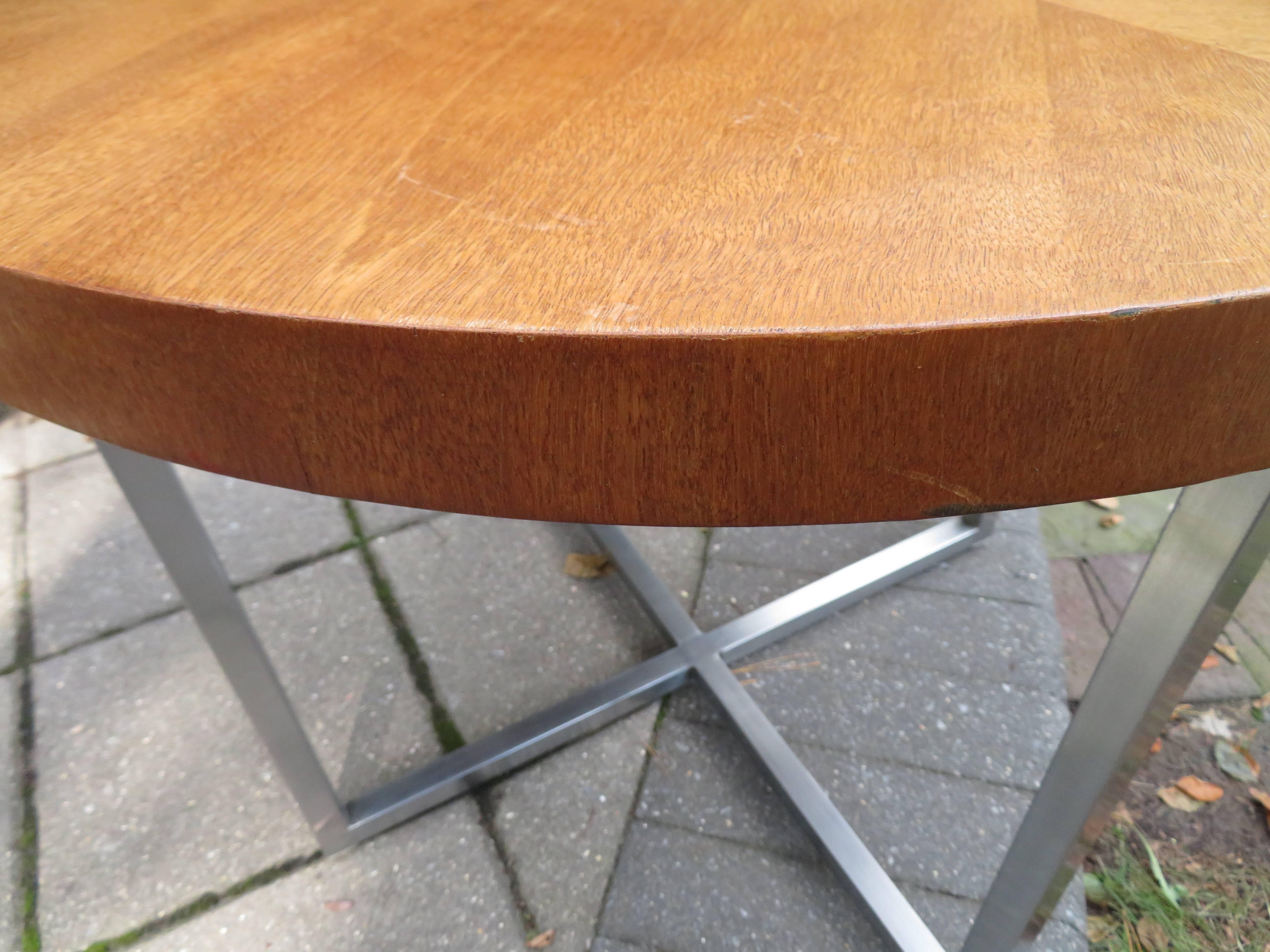 Lovely Milo Baughman Style Round Teak ‘X‘ Chrome Base Side End Table In Good Condition For Sale In Pemberton, NJ