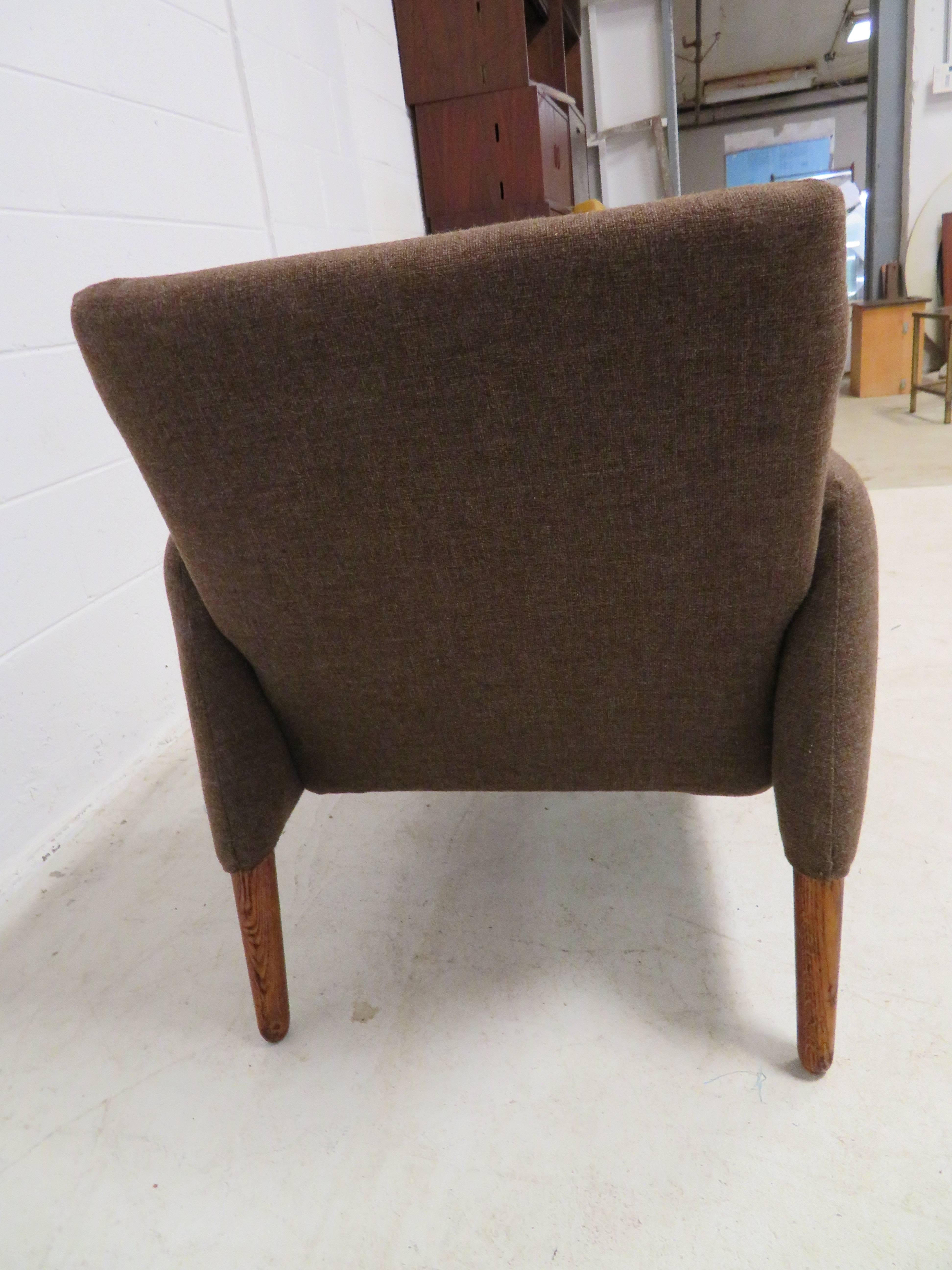 Guapo sillón de teca moderno de mediados de siglo Escandinavo moderno en venta