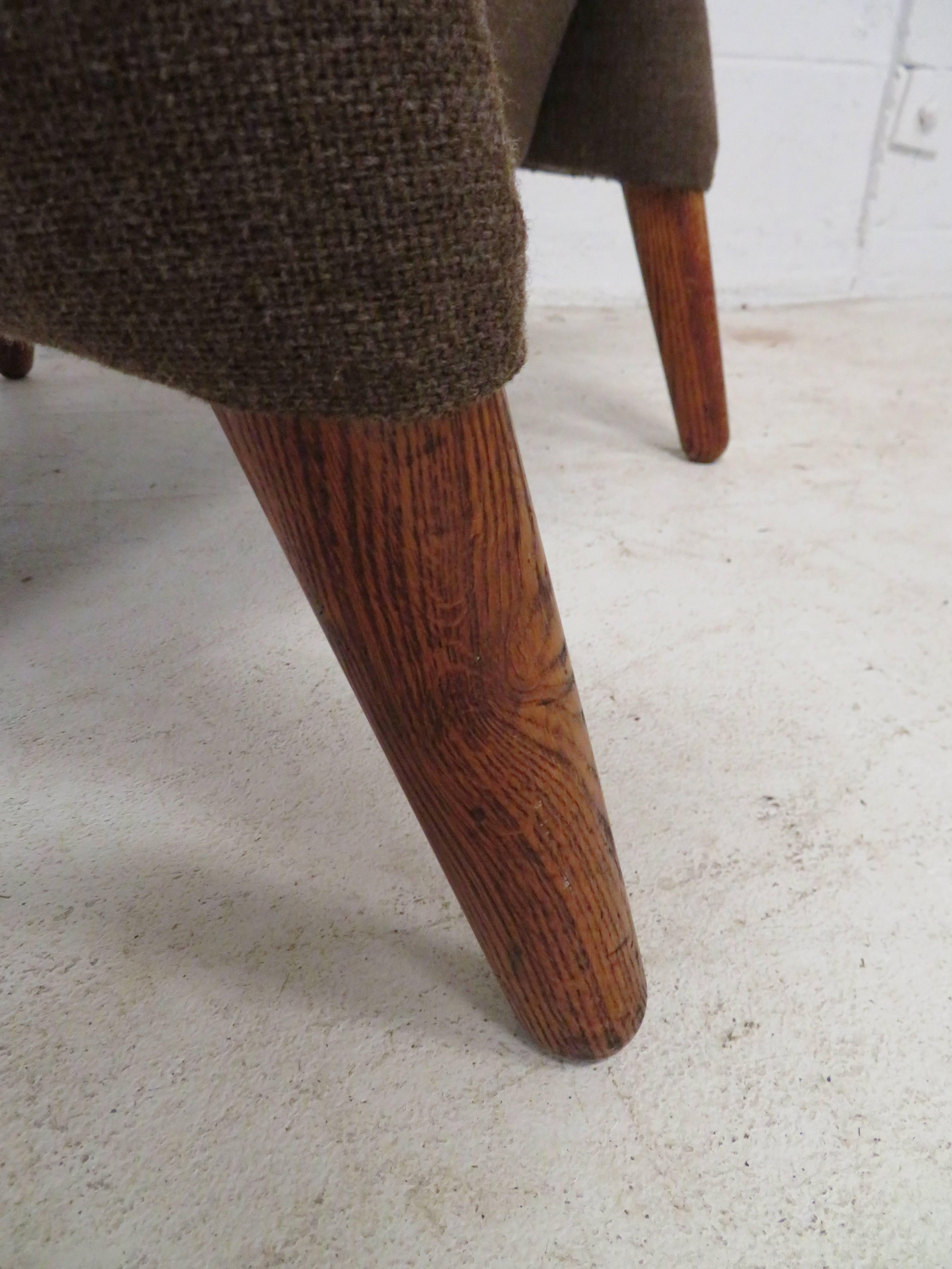 Guapo sillón de teca moderno de mediados de siglo Tapicería en venta