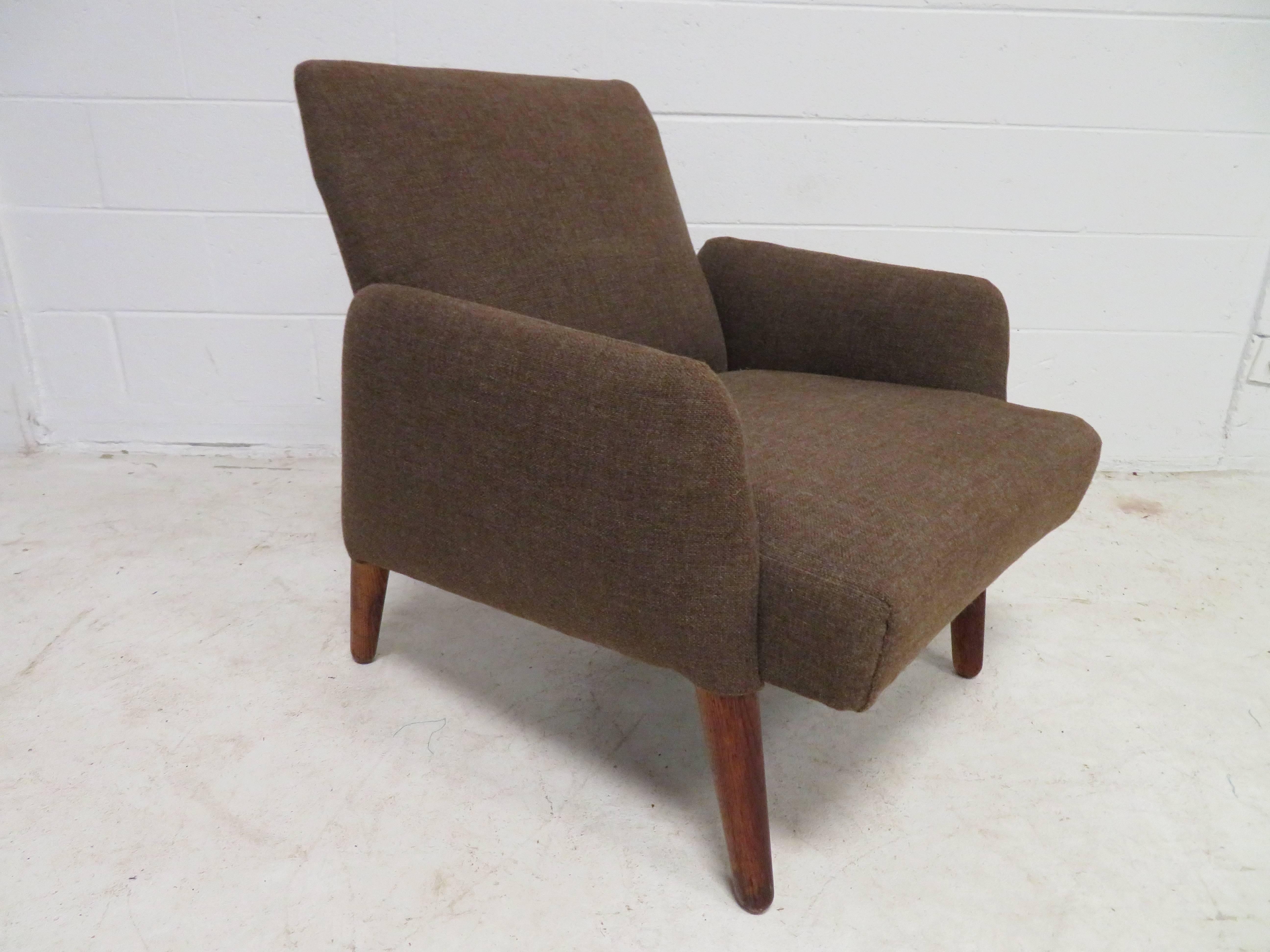 Handsome teak lounge chair. We love the exaggerated protruding back legs that almost look like turkey legs.