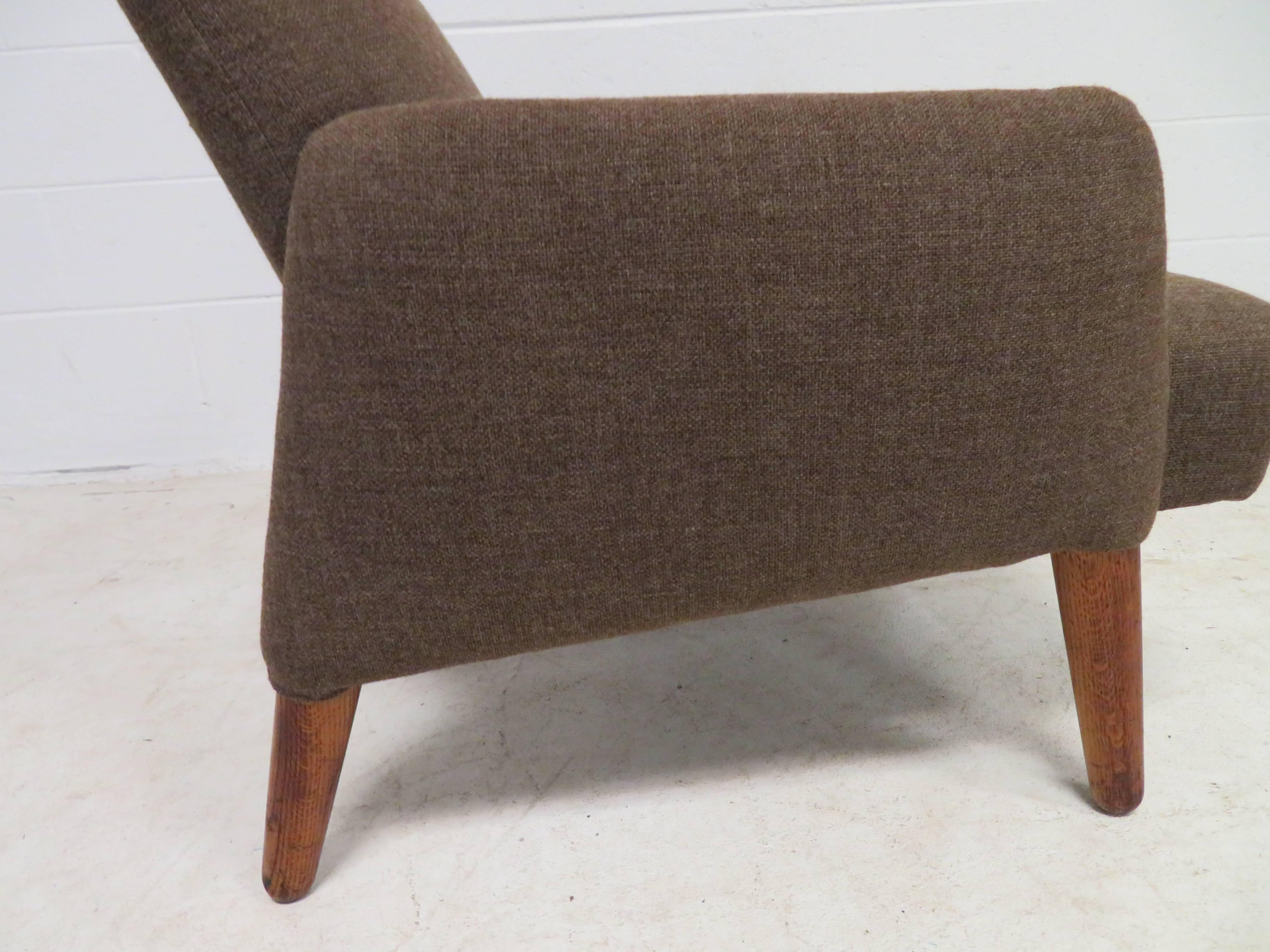 Guapo sillón de teca moderno de mediados de siglo mediados del siglo XX en venta