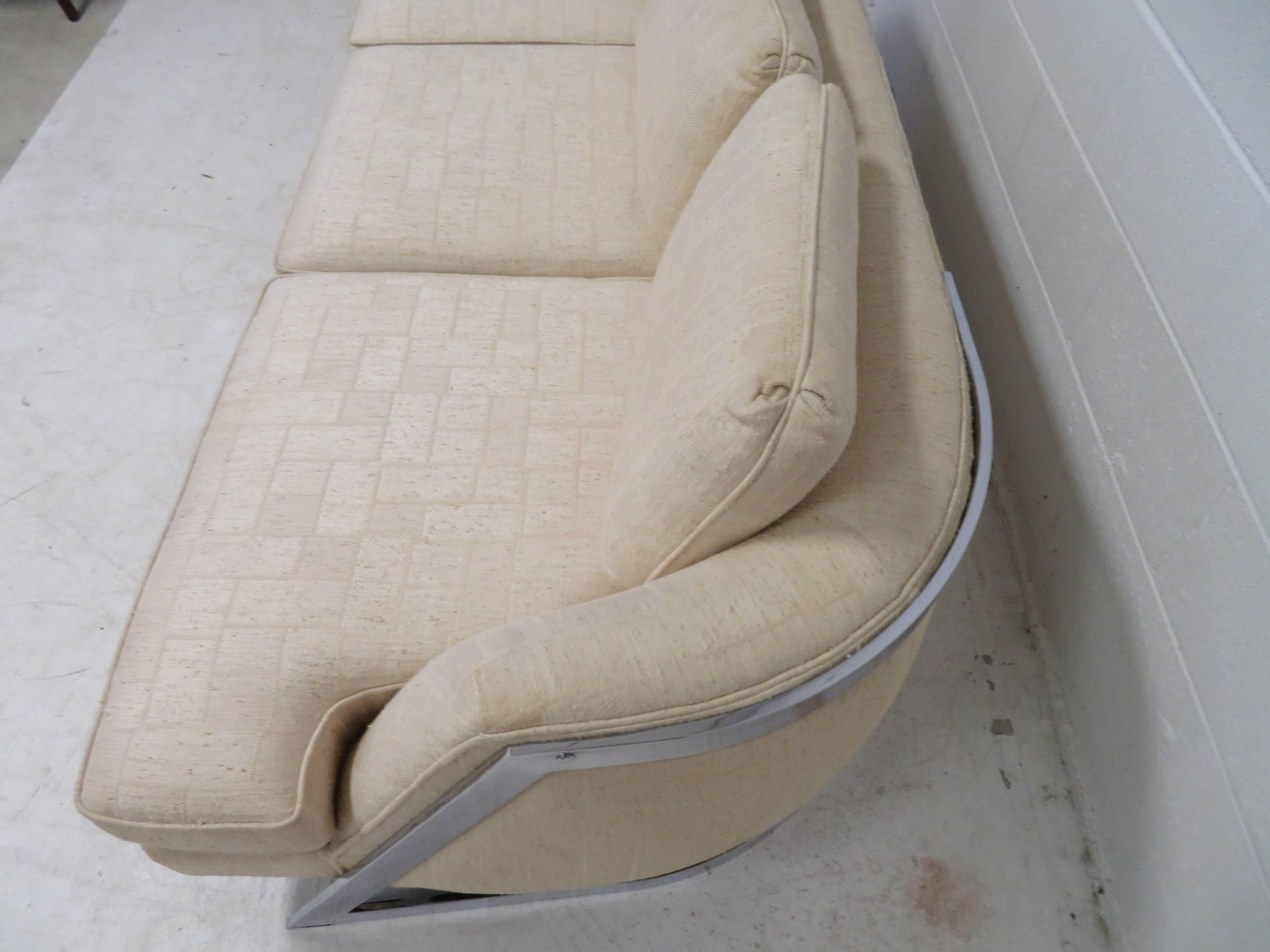 Excellent canapé chromé incurvé mi-siècle moderne attribué à Milo Baughman Bon état - En vente à Pemberton, NJ
