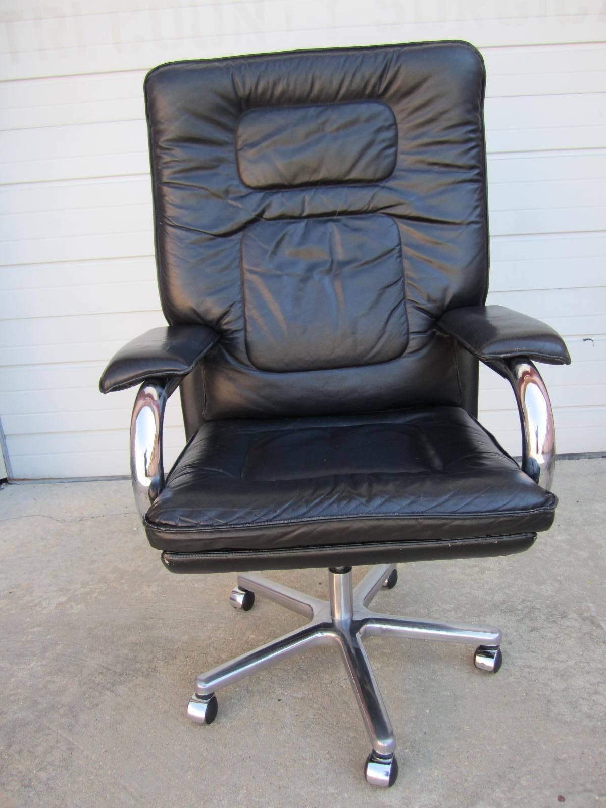 Italian leather desk chair designed by Guido Faleschini for Mariani Pace. Fantastic original black leather with chrome legs and base. This was originally paired with the Pace Collection green marble desk we have listed in another of our 1stdibs