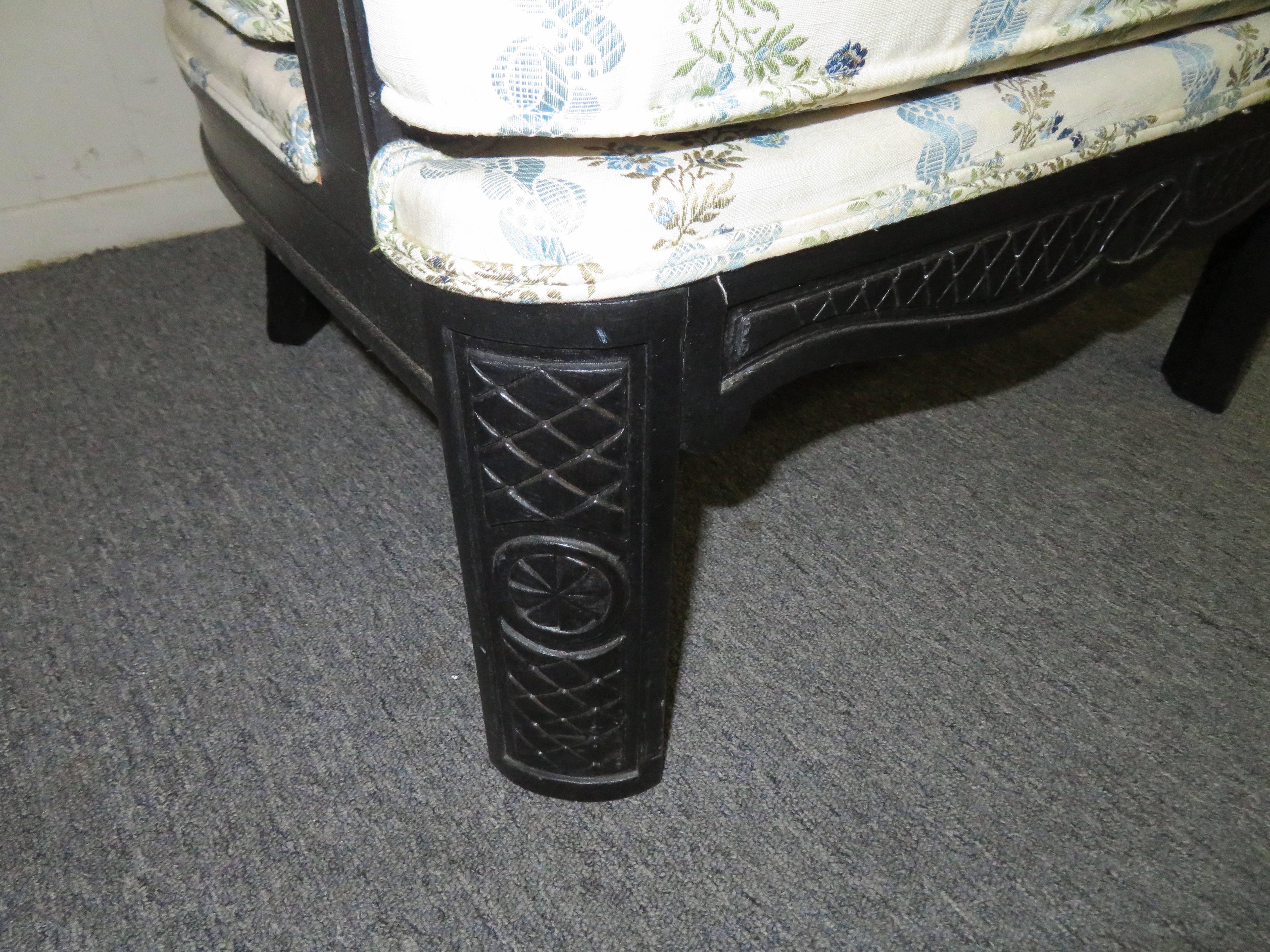 Ein schönes Paar Chinoiserie-Sessel im asiatischen Stil aus Schilfrohr, Hollywood Regency (Lackiert) im Angebot