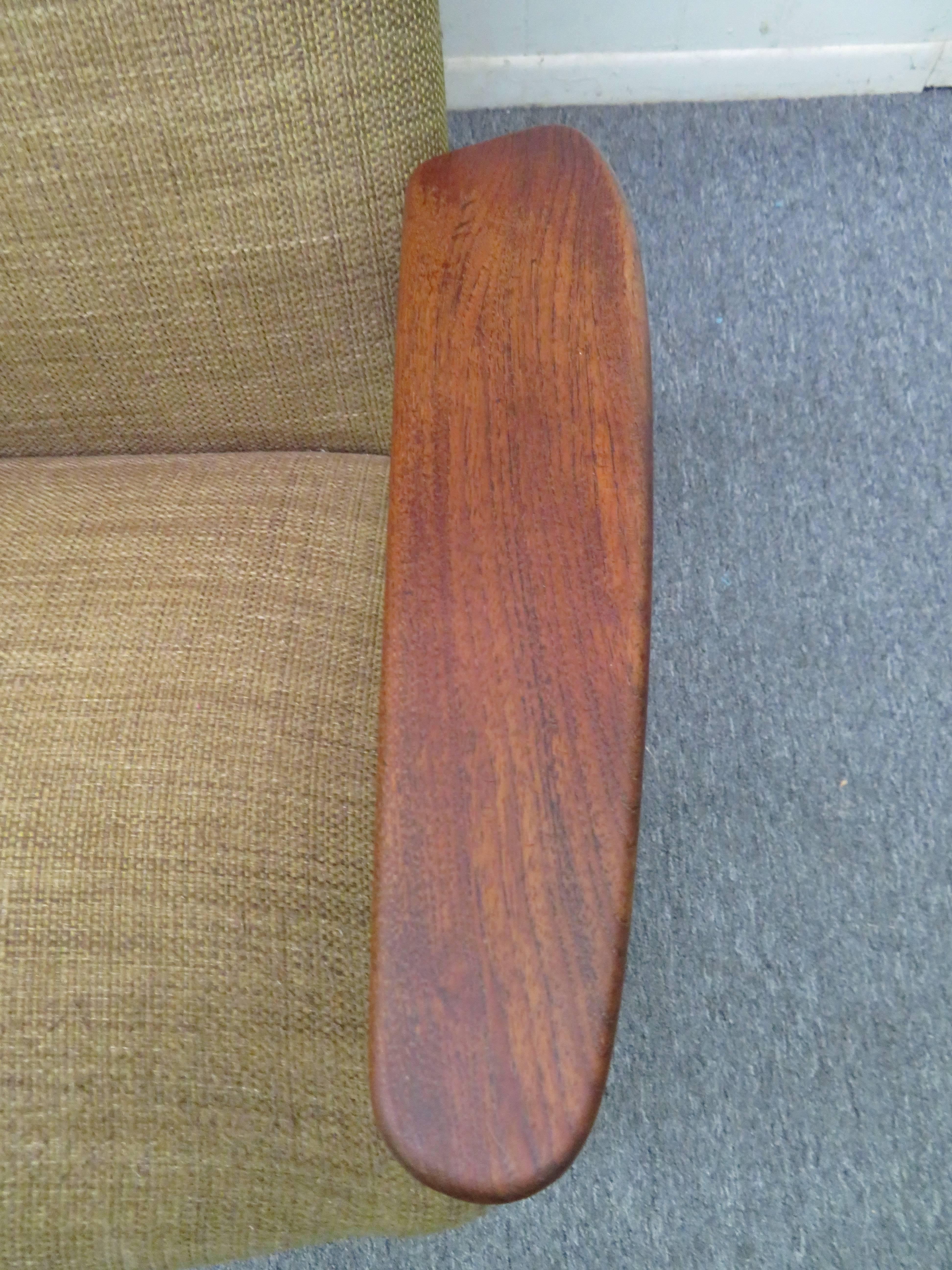 Dänischer moderner Teakholz-Loungesessel mit Pfeilarm aus der Mitte des Jahrhunderts im Zustand „Gut“ im Angebot in Pemberton, NJ