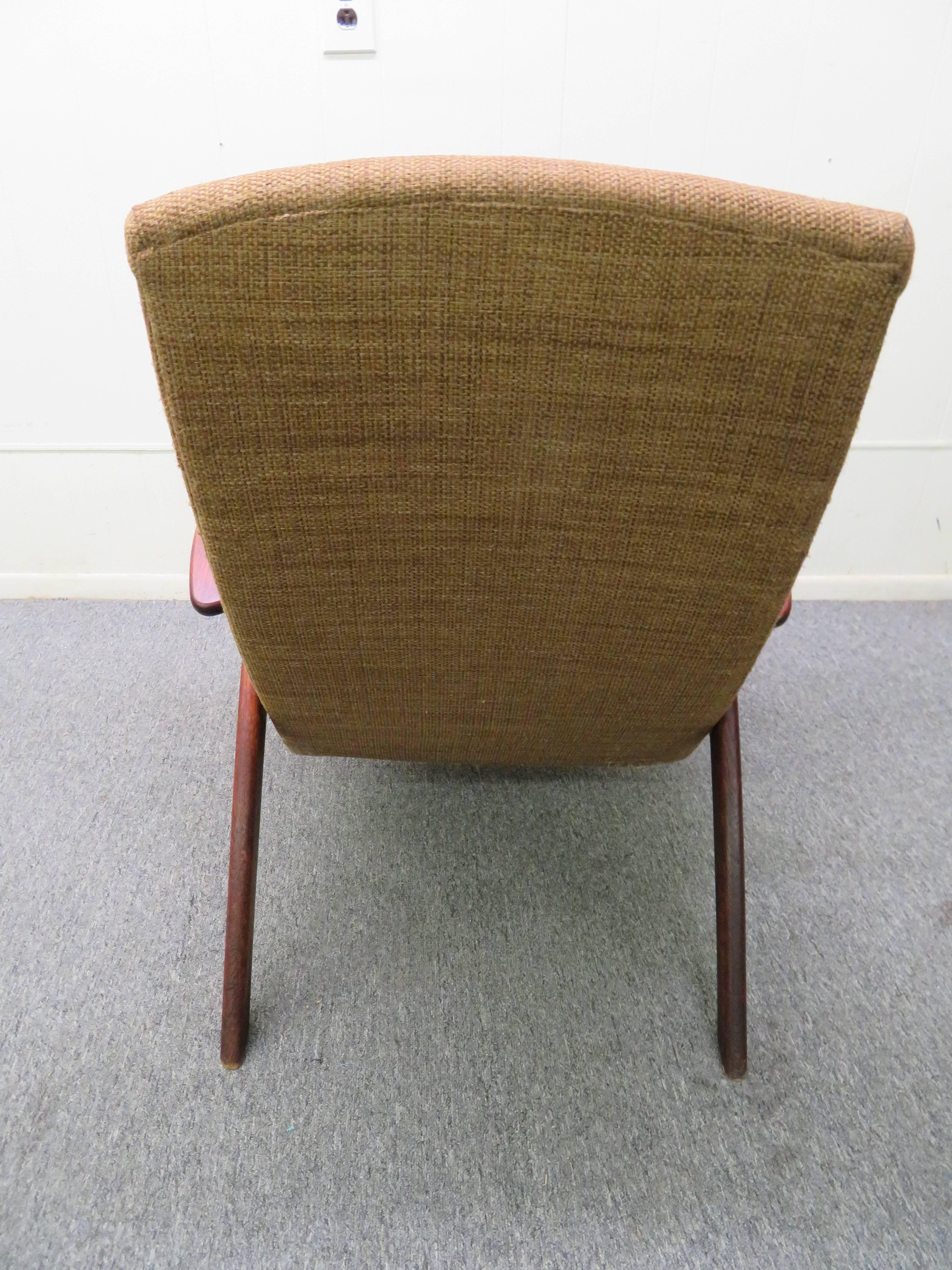 Dänischer moderner Teakholz-Loungesessel mit Pfeilarm aus der Mitte des Jahrhunderts im Angebot 1