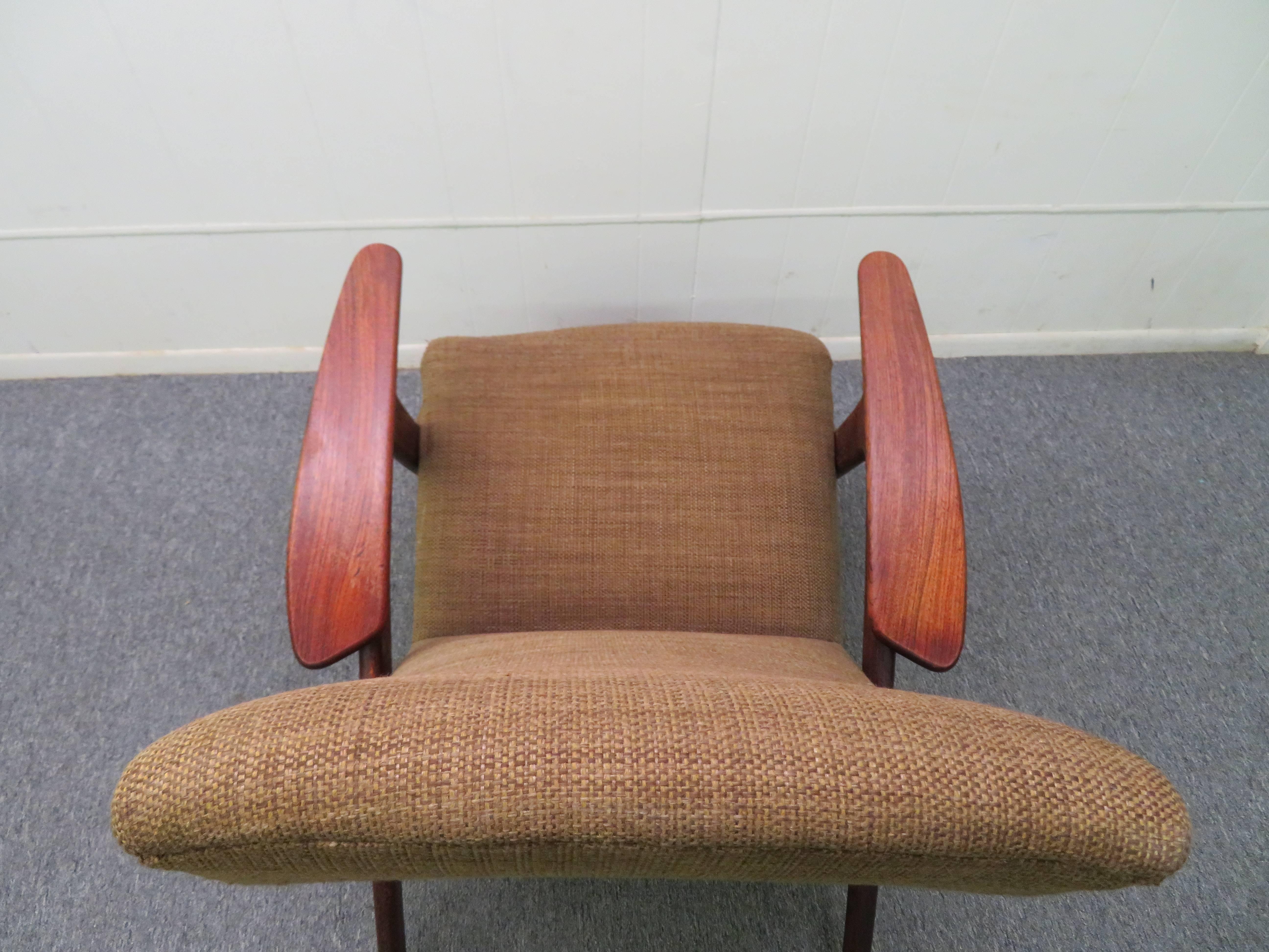 Dänischer moderner Teakholz-Loungesessel mit Pfeilarm aus der Mitte des Jahrhunderts (Mitte des 20. Jahrhunderts) im Angebot