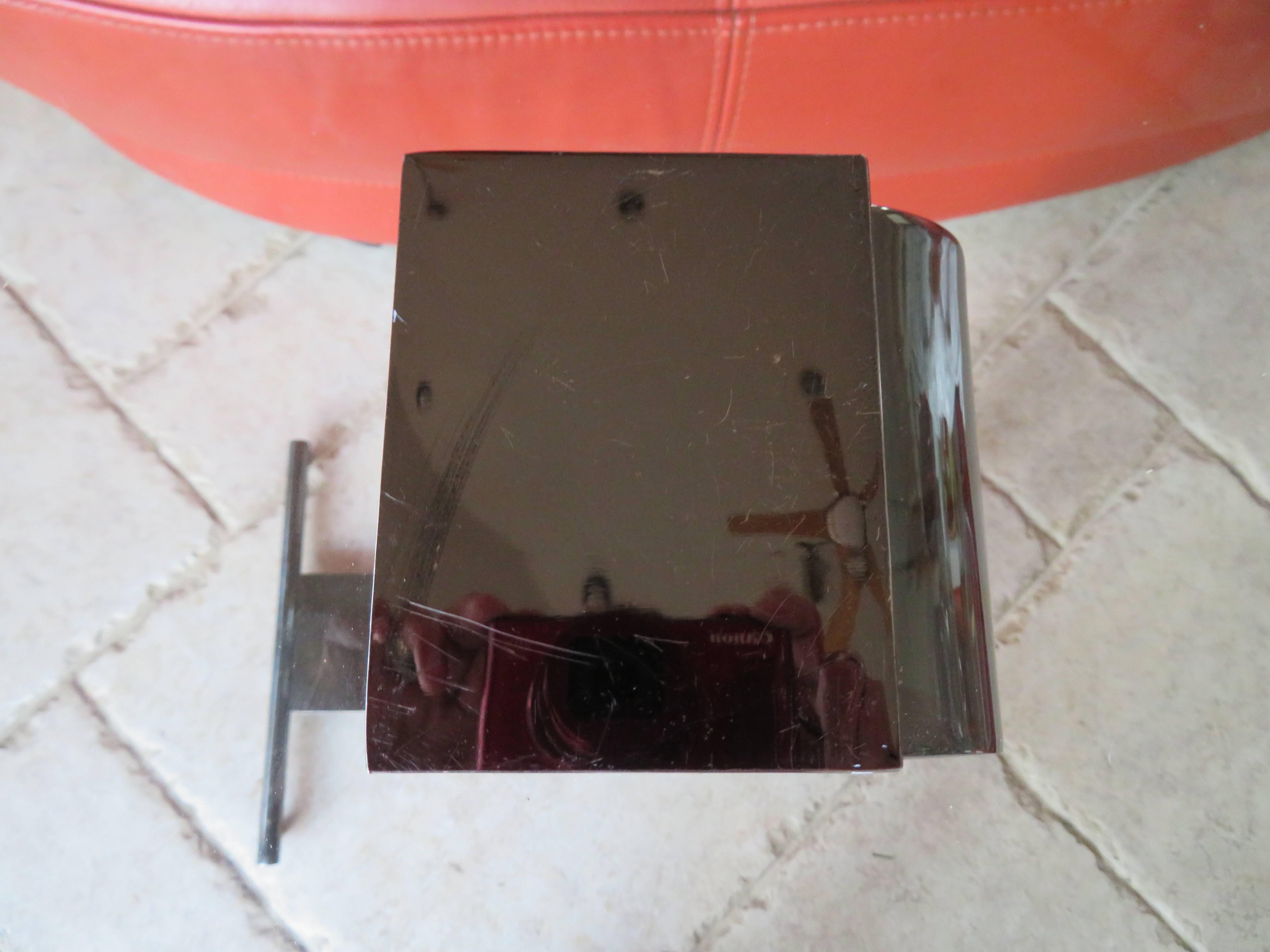 Mesa auxiliar de cristal acabado metal DIA Mid-Century Modern Moderno de mediados de siglo en venta