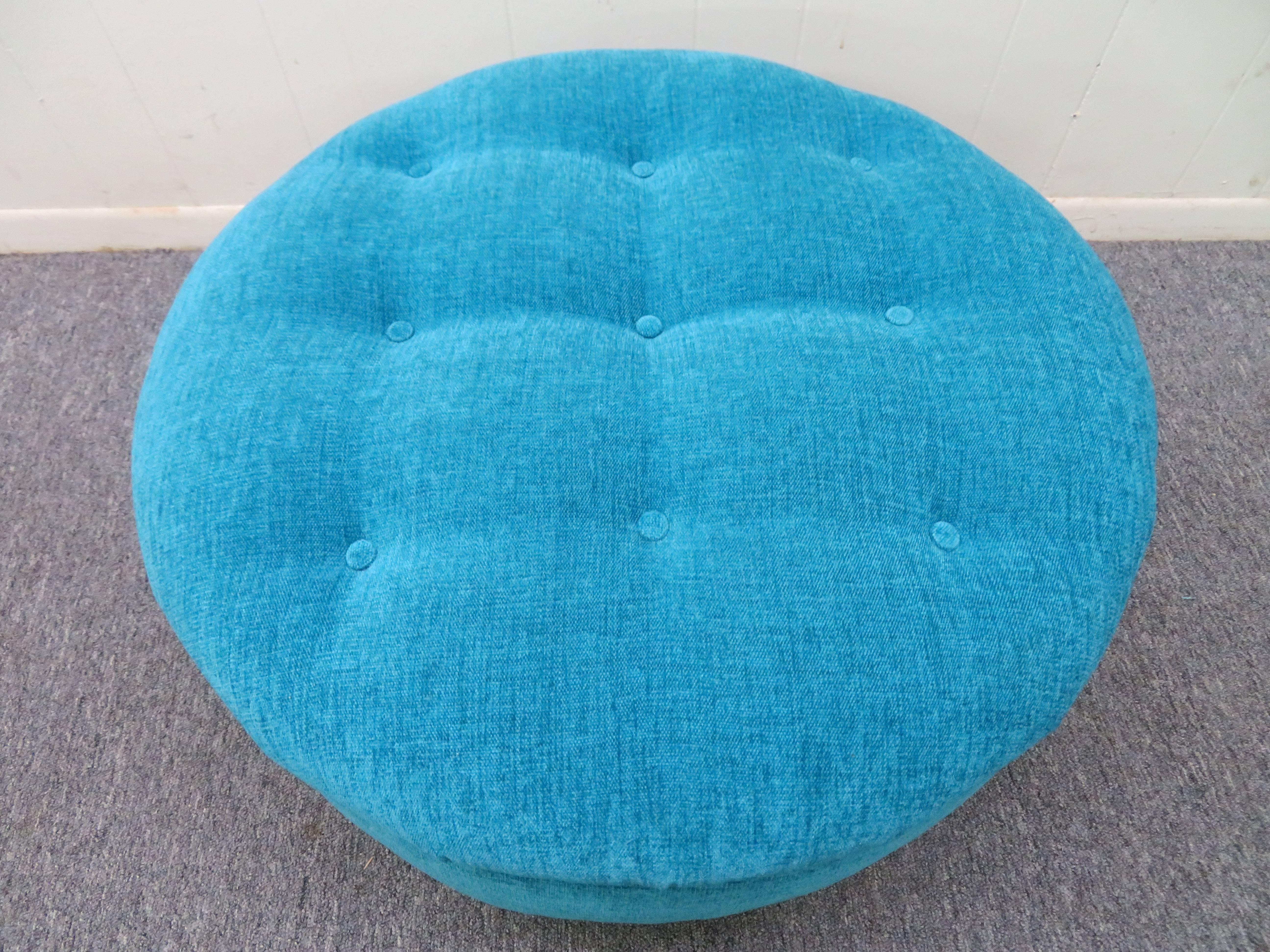 Excellent newly re-upholstered round tufted pouf ottoman. This piece has been totally restored with new high end fabric and new foam.