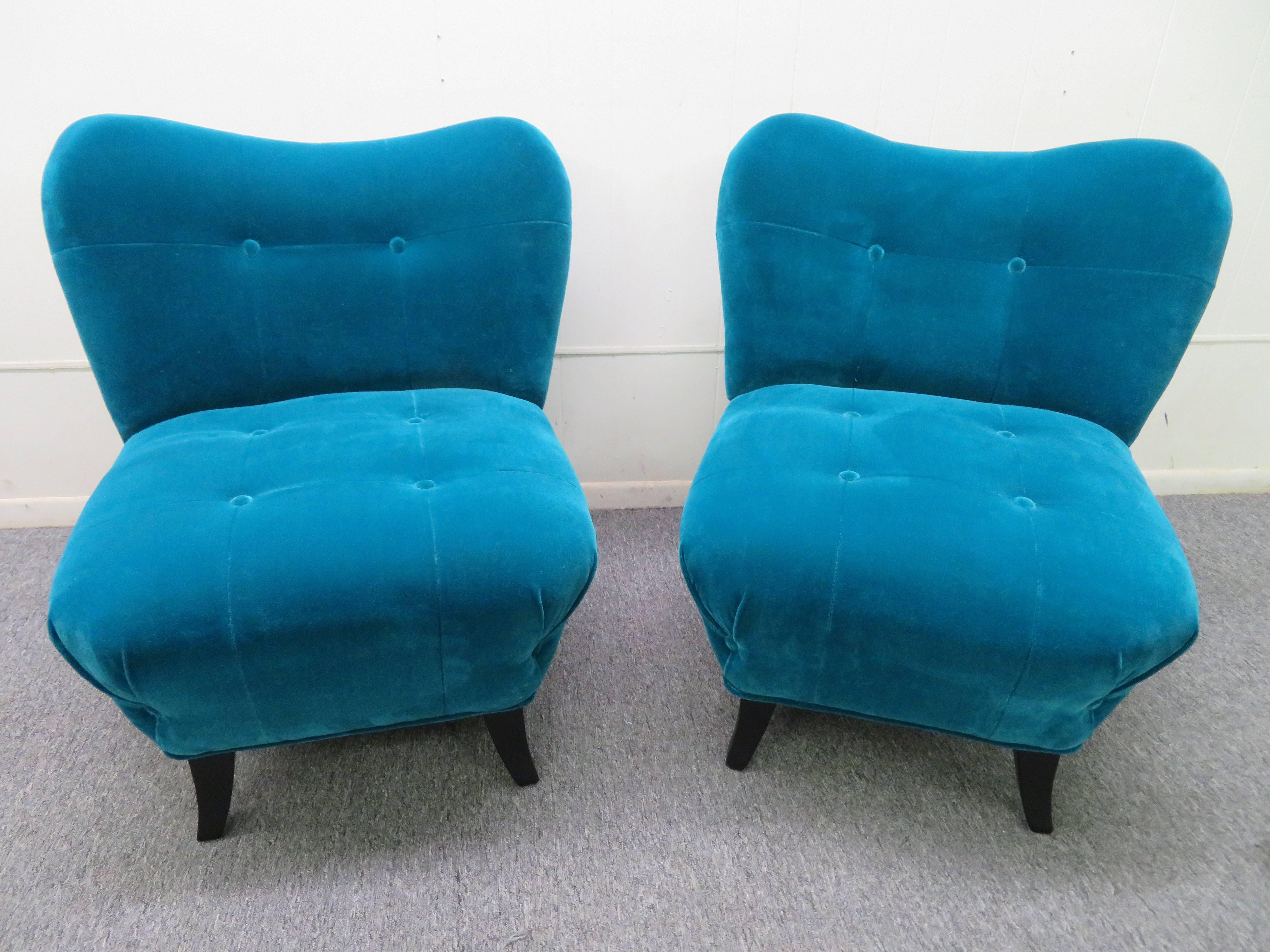 Excellente paire de fauteuils pantoufles en mohair de style Gilbert Rohde, récemment retapissés. Cette paire a été restaurée de manière experte avec un nouveau mohair bleu paon haut de gamme et une mousse et des ressorts neufs. Même les pieds sexy