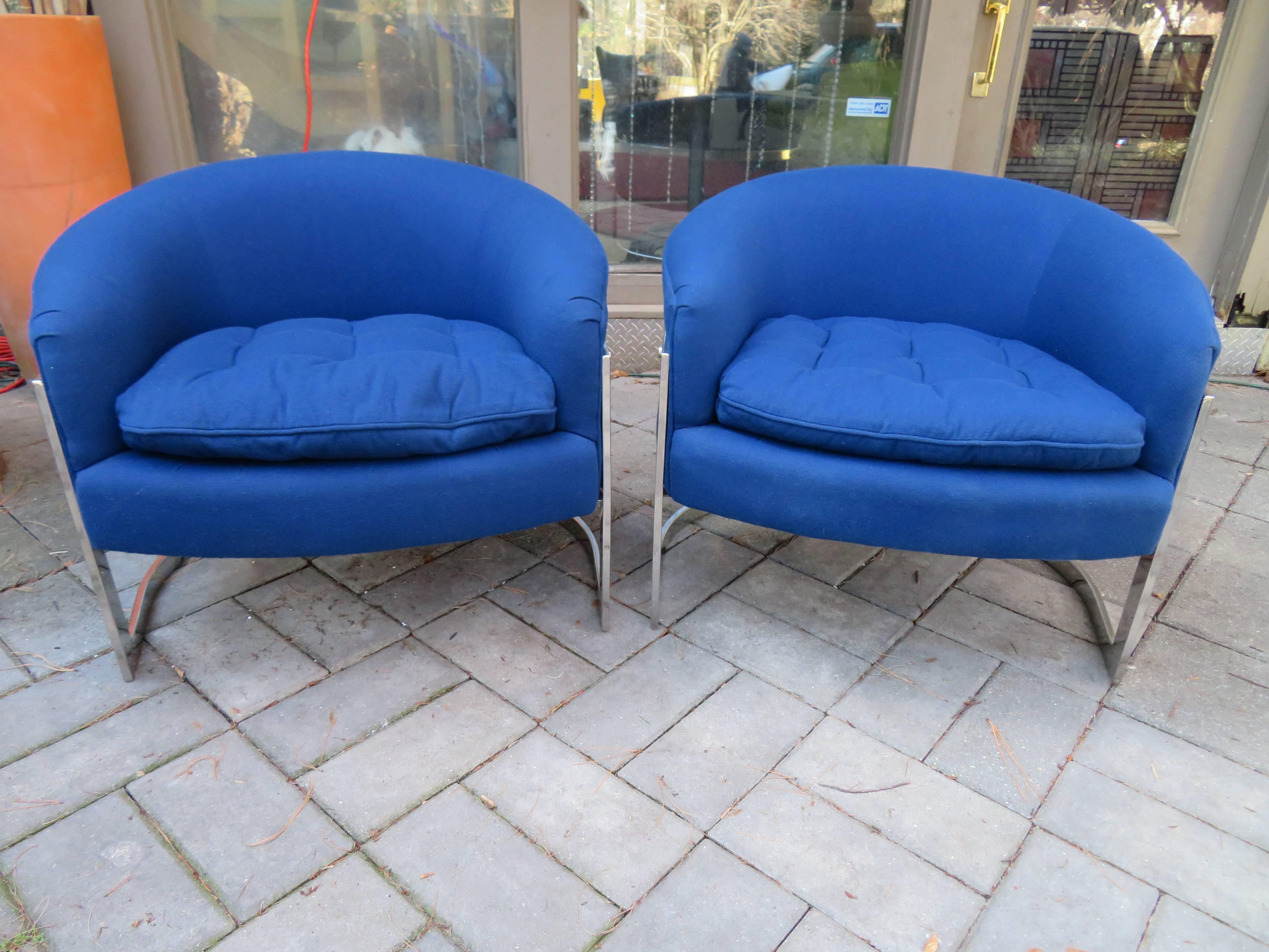 Mid-Century Modern Fabuleuse paire de chaises à dossier baril chromé, style mi-siècle moderne en vente