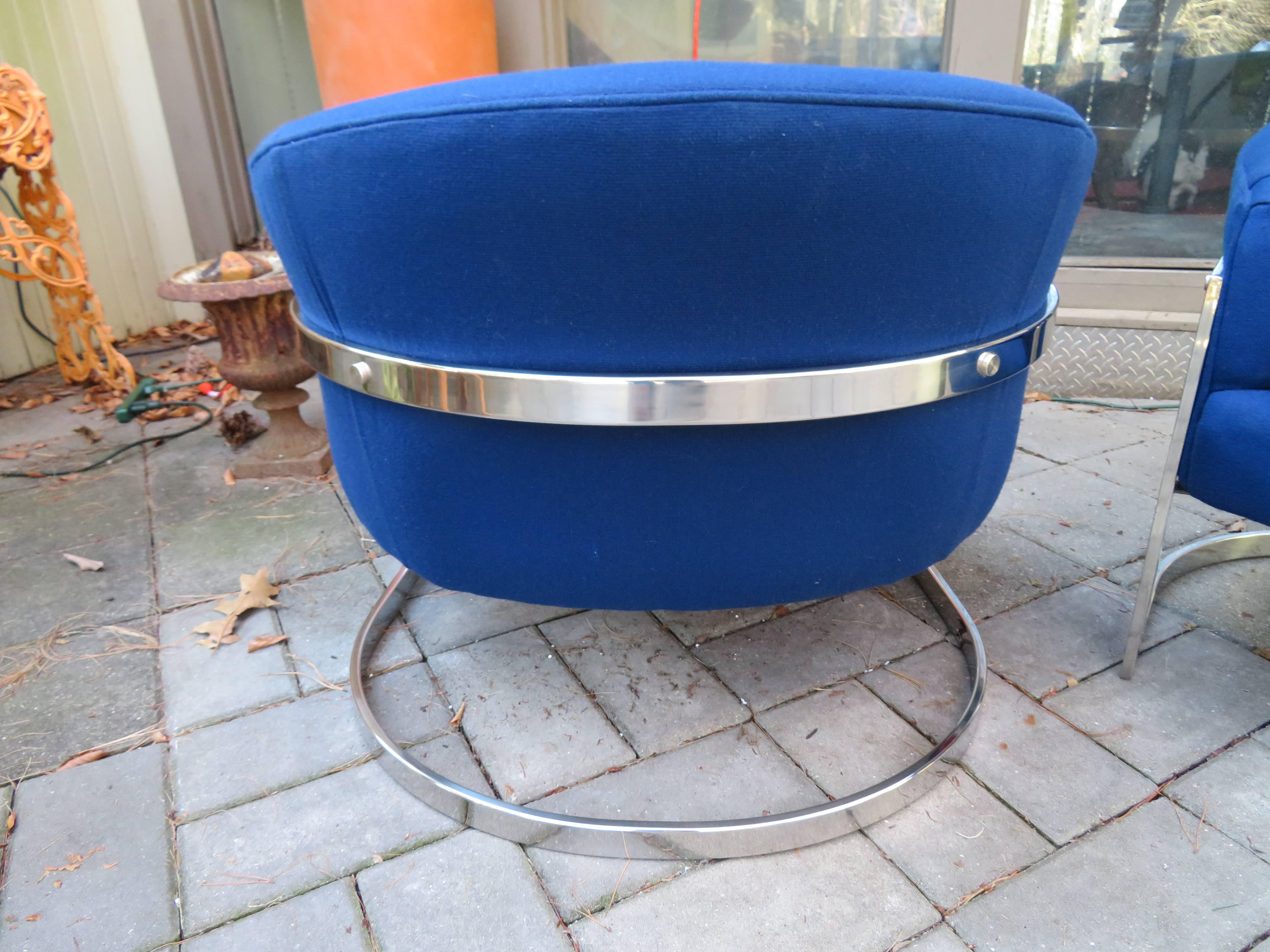 Fabulous Pair of Chrome Barrel Back Chairs, Mid-Century Modern In Good Condition For Sale In Pemberton, NJ