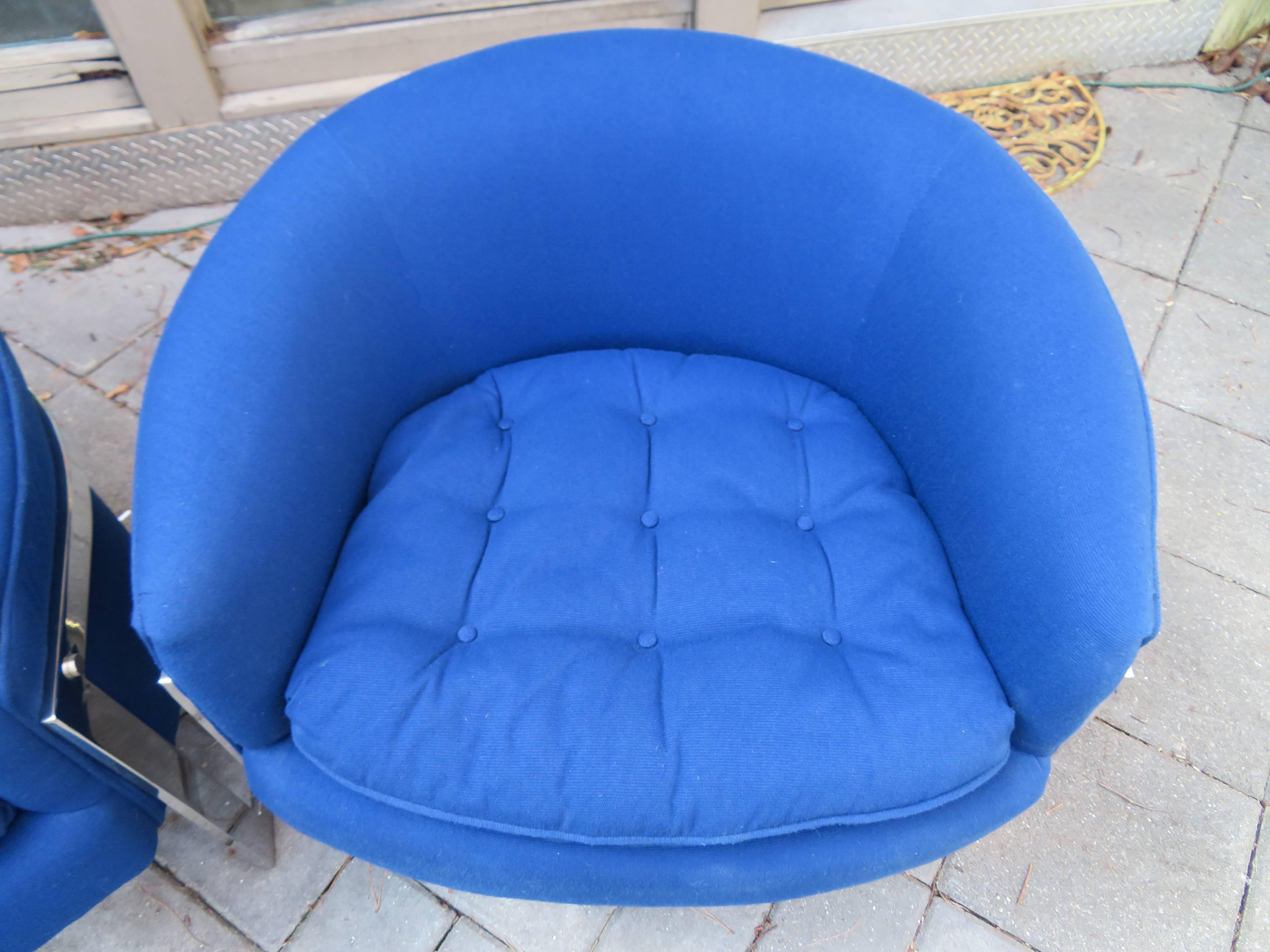 Fabuleuse paire de chaises à dossier baril chromé, style mi-siècle moderne en vente 1