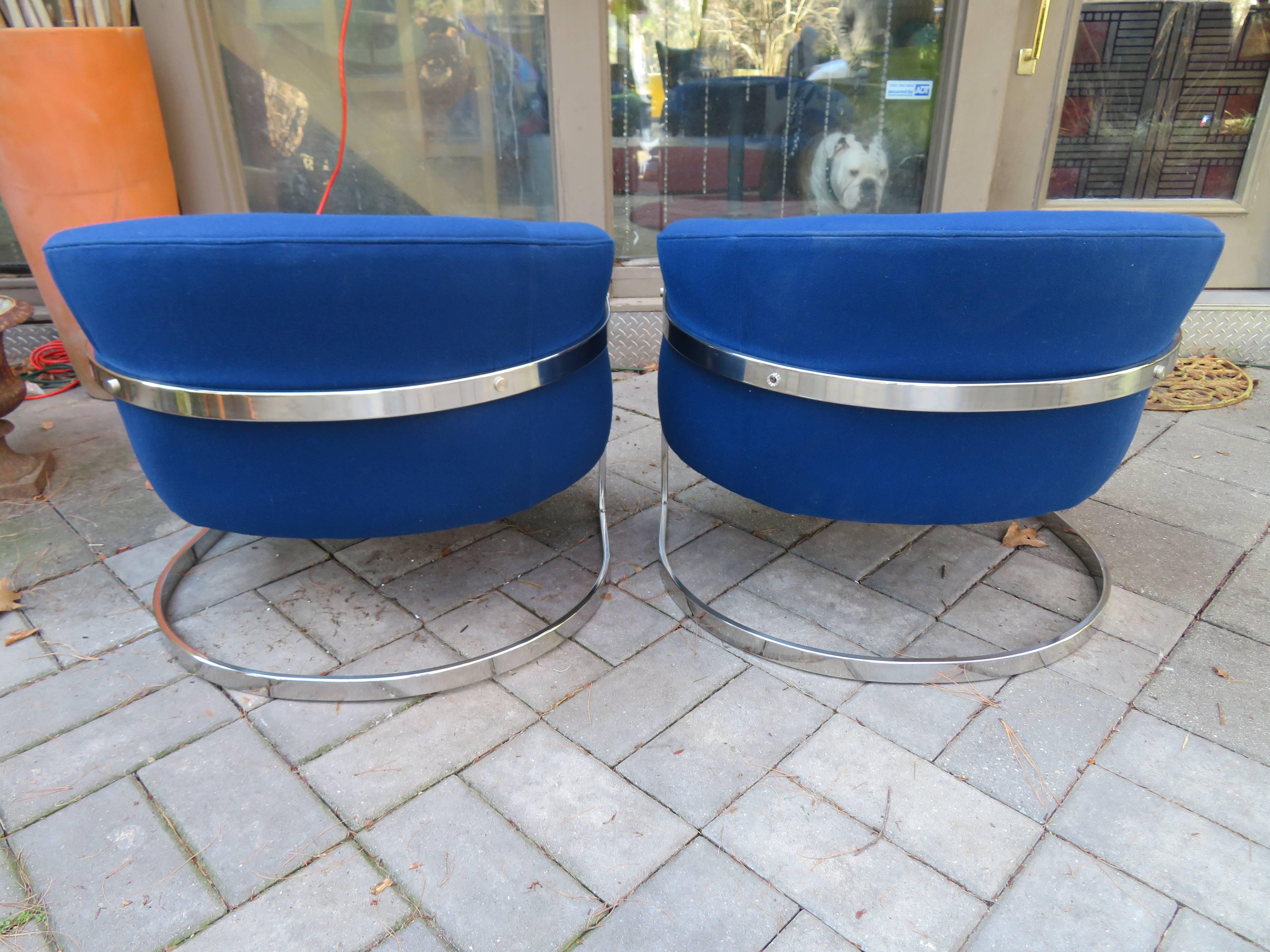 Fabuleuse paire de chaises à dossier baril chromé, style mi-siècle moderne en vente 2