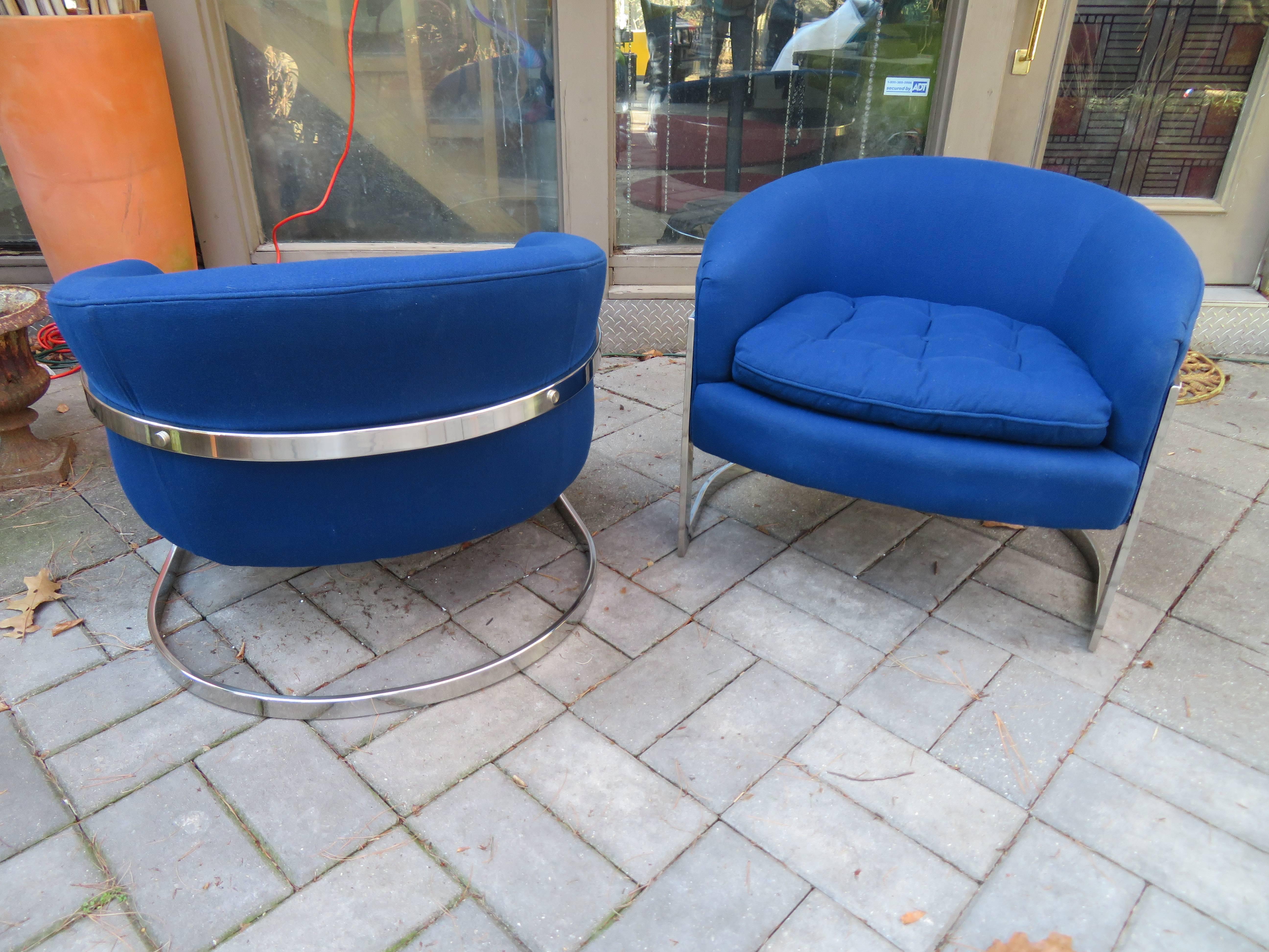 Fabuleuse paire de chaises à dossier baril chromé, style mi-siècle moderne en vente 3