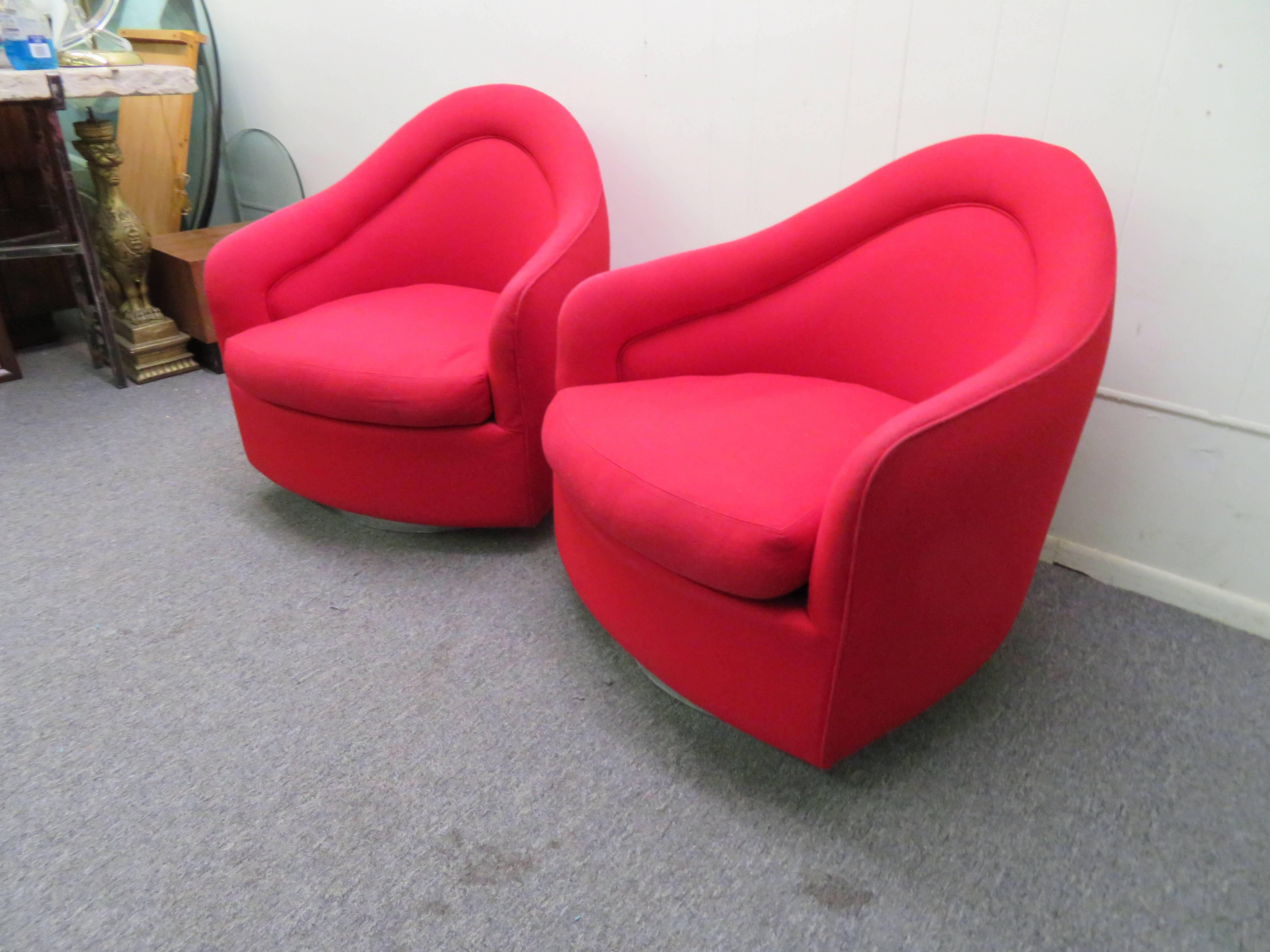 American Stunning Pair of Signed Milo Baughman Swivel Rocker Lounge Chairs, Mid-Century 