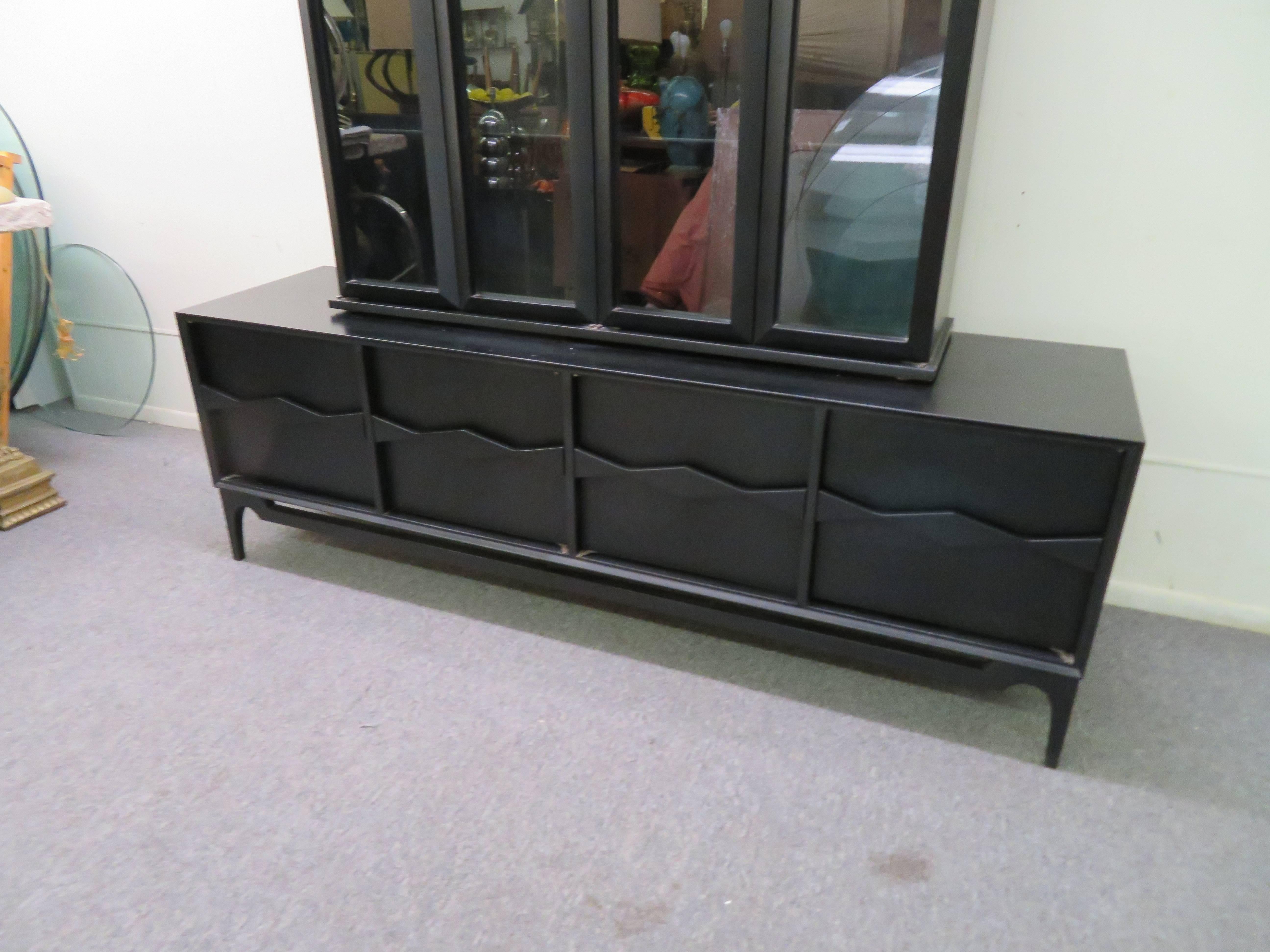 Spectacular Asian modern black lacquered two-piece hutch credenza. This is one of those pieces that makes a huge impact-we love the zig-zag top detail. We know that hutches are kind of out of fashion but this one is very special and would be