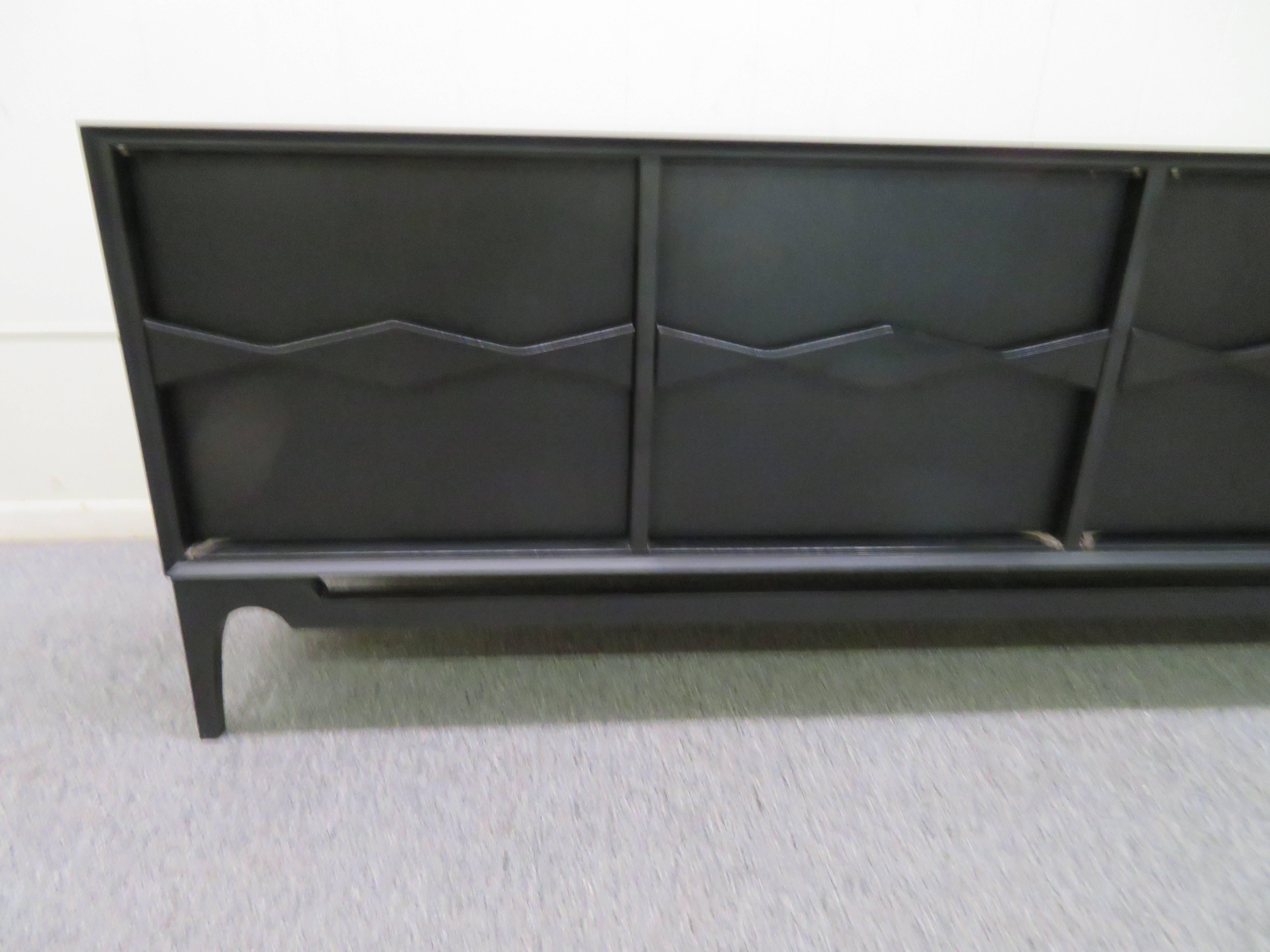 Spectacular Asian Modern Chinoiserie Lacquered Credenza Hutch, Mid-Century In Good Condition For Sale In Pemberton, NJ