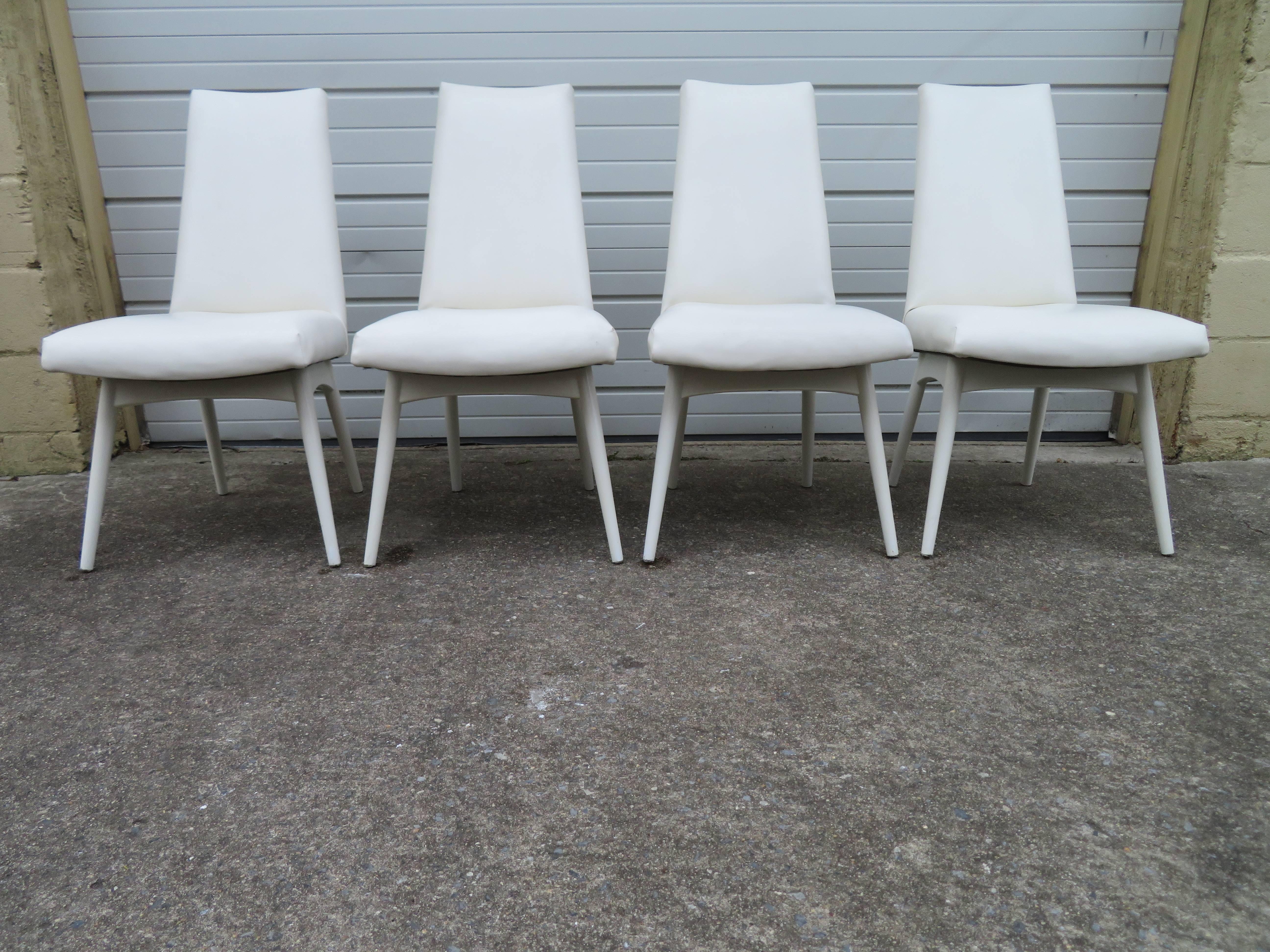 Wunderschöner Satz von vier Adrian Pearsall Esszimmerstühlen, weiß lackiert. Diese Stühle behalten ihre ursprüngliche weiß lackierte Oberfläche in sehr schönem Zustand - eine sehr seltene Farbe. Auch das weiße Kunstleder ist Vintage und sieht immer
