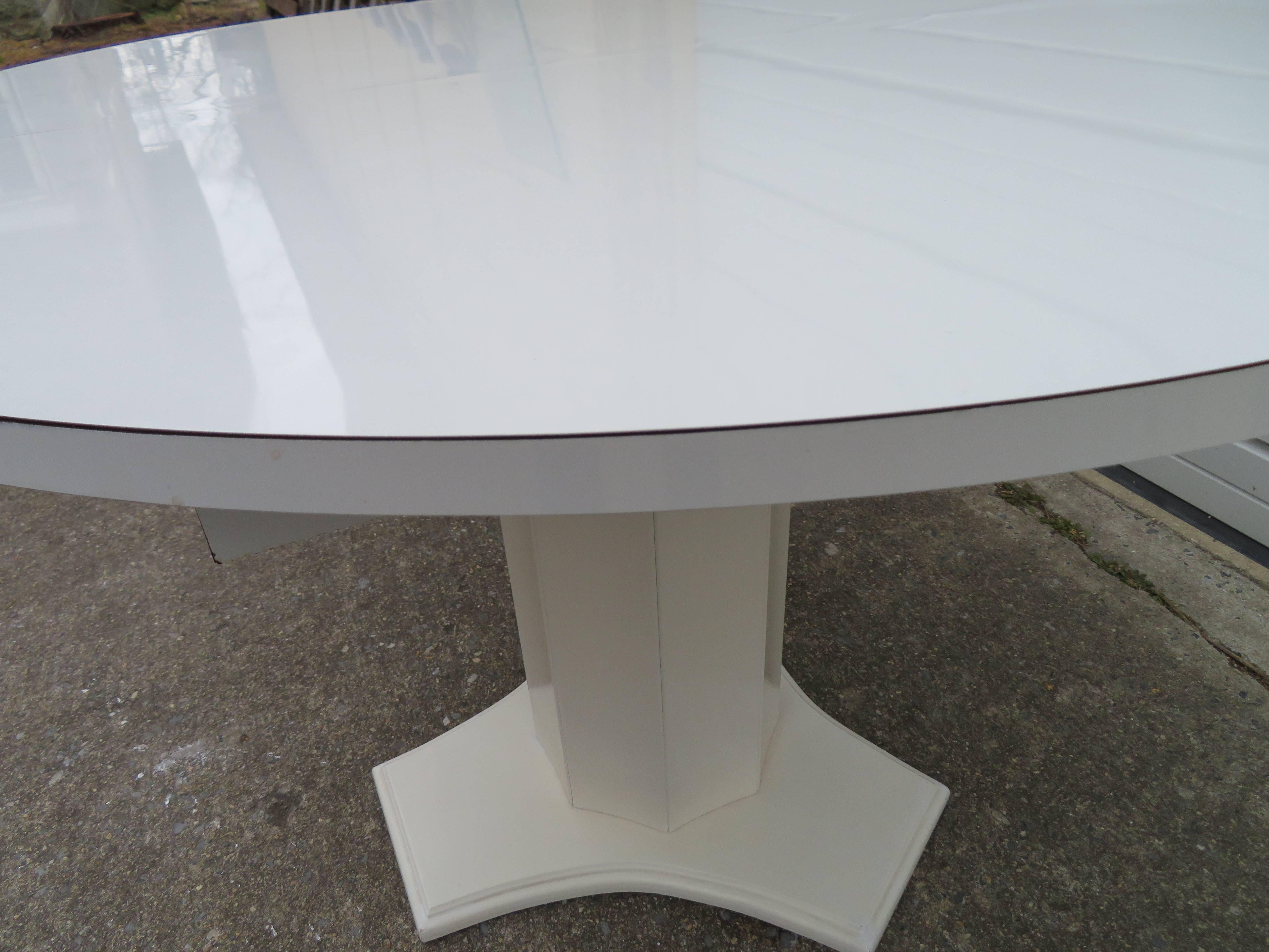 Lovely Hollywood Regency Round Dining Table In Good Condition For Sale In Pemberton, NJ