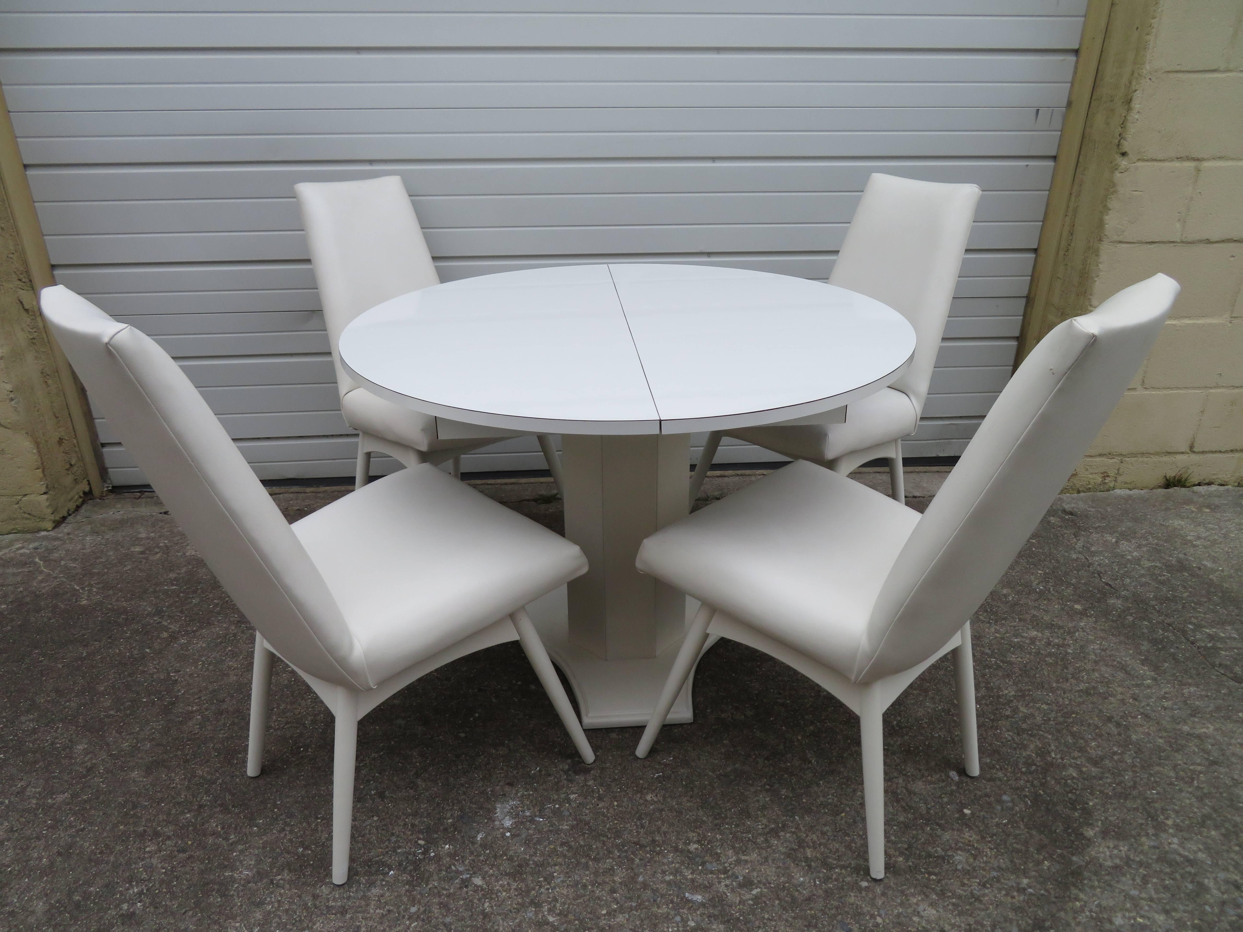 Schöner runder Hollywood-Regency-Esstisch (Formica) im Angebot