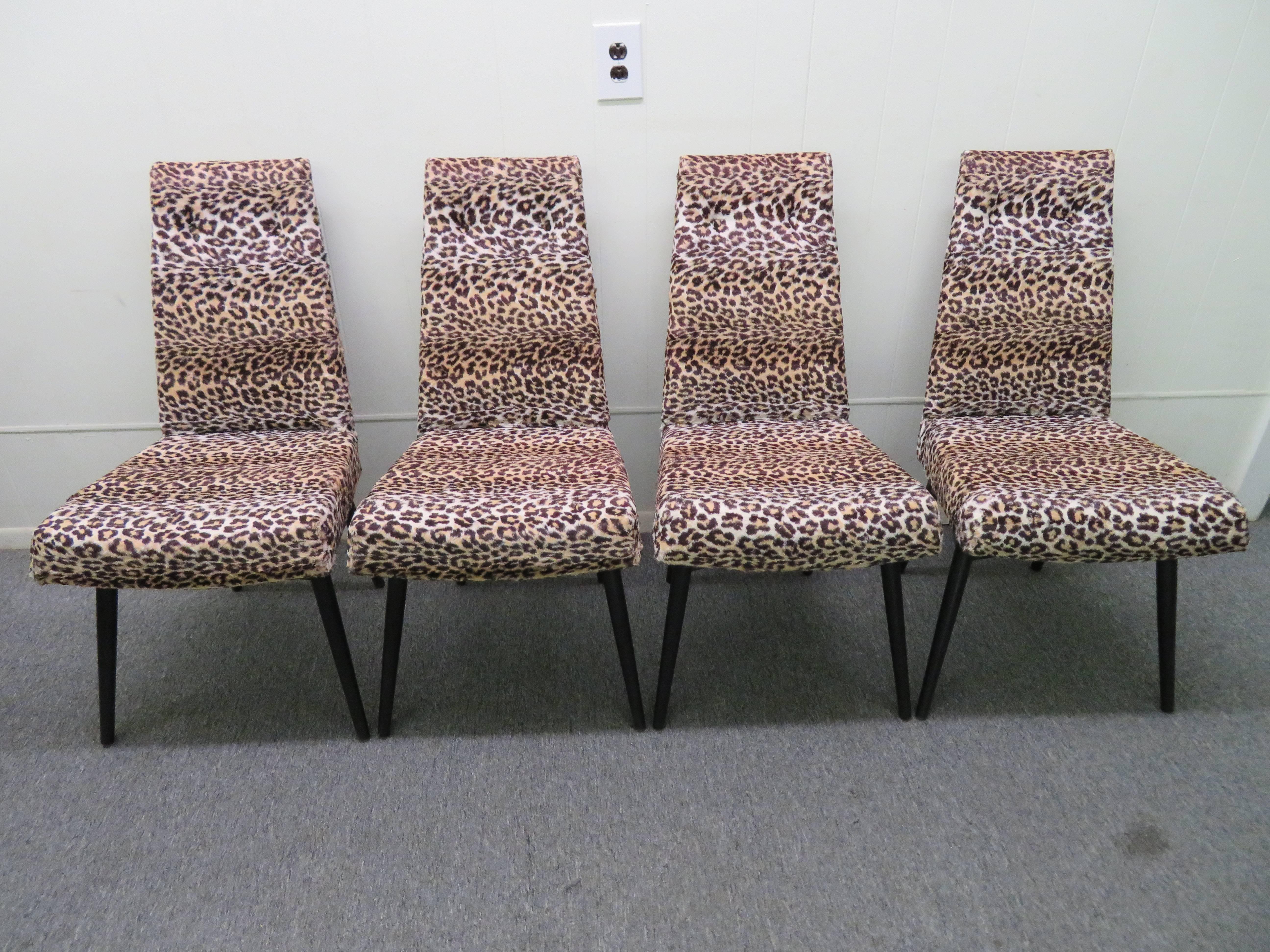 Atemberaubender Satz von vier Adrian Pearsall Esszimmerstühlen, schwarz lackiert. Diese Stühle behalten ihre ursprüngliche schwarz lackierte Oberfläche in sehr schönem Zustand - eine sehr seltene Farbe. Auch das weiße Leopardenimitat ist Vintage und