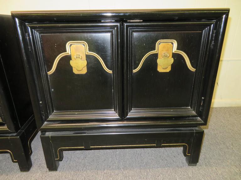 American Pair of Chinoiserie Style Asian Modern Lacquered Nightstands, Mid-Century For Sale