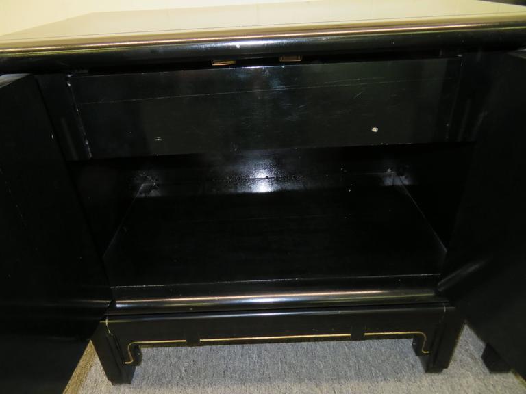 Pair of Chinoiserie Style Asian Modern Lacquered Nightstands, Mid-Century For Sale 2