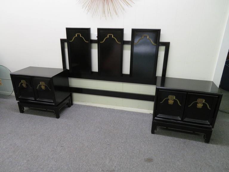 Pair of Chinoiserie Style Asian Modern Lacquered Nightstands, Mid-Century For Sale 4