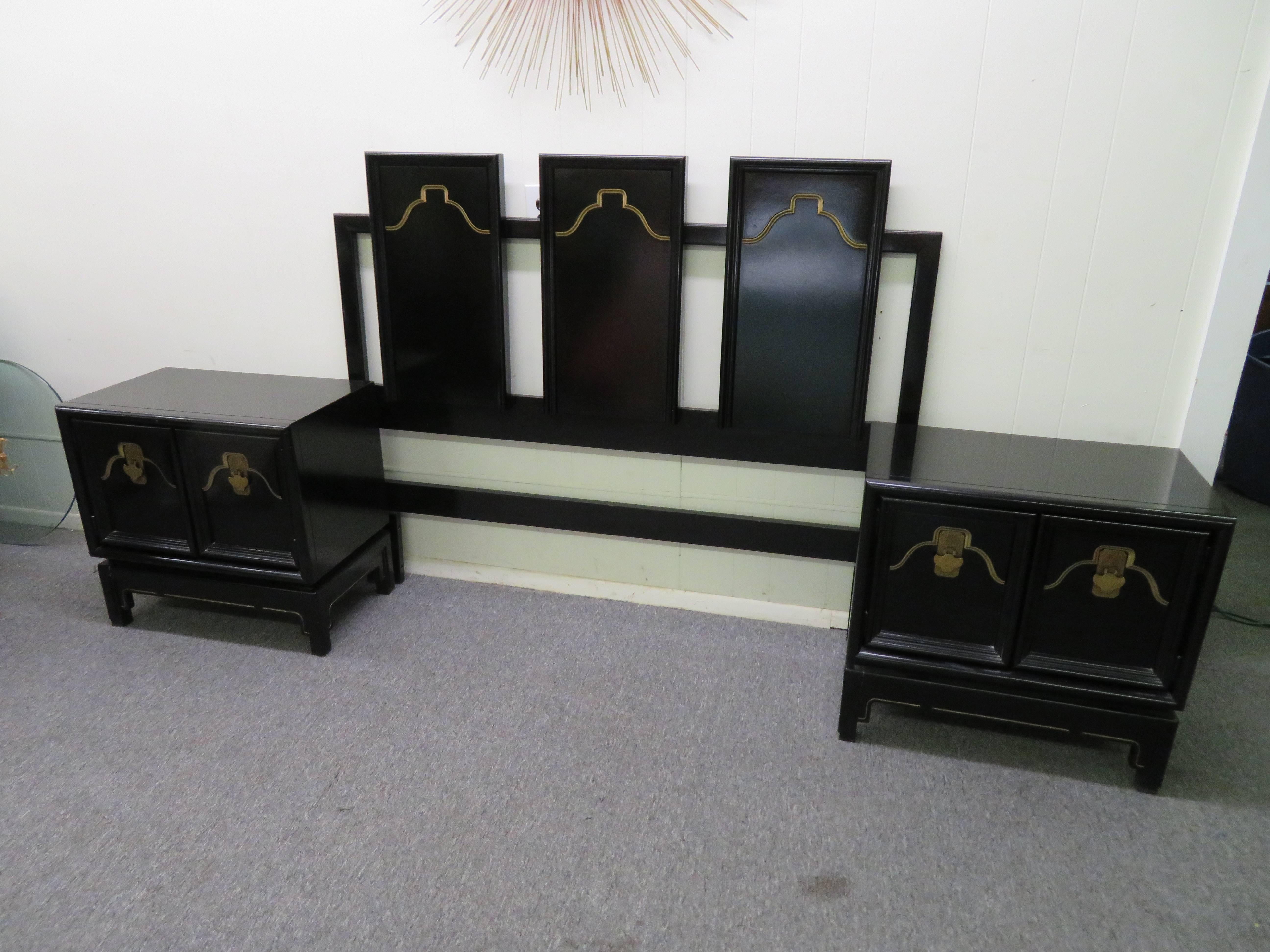 Pair of Chinoiserie Style Asian Modern Lacquered Nightstands, Mid-Century For Sale 1