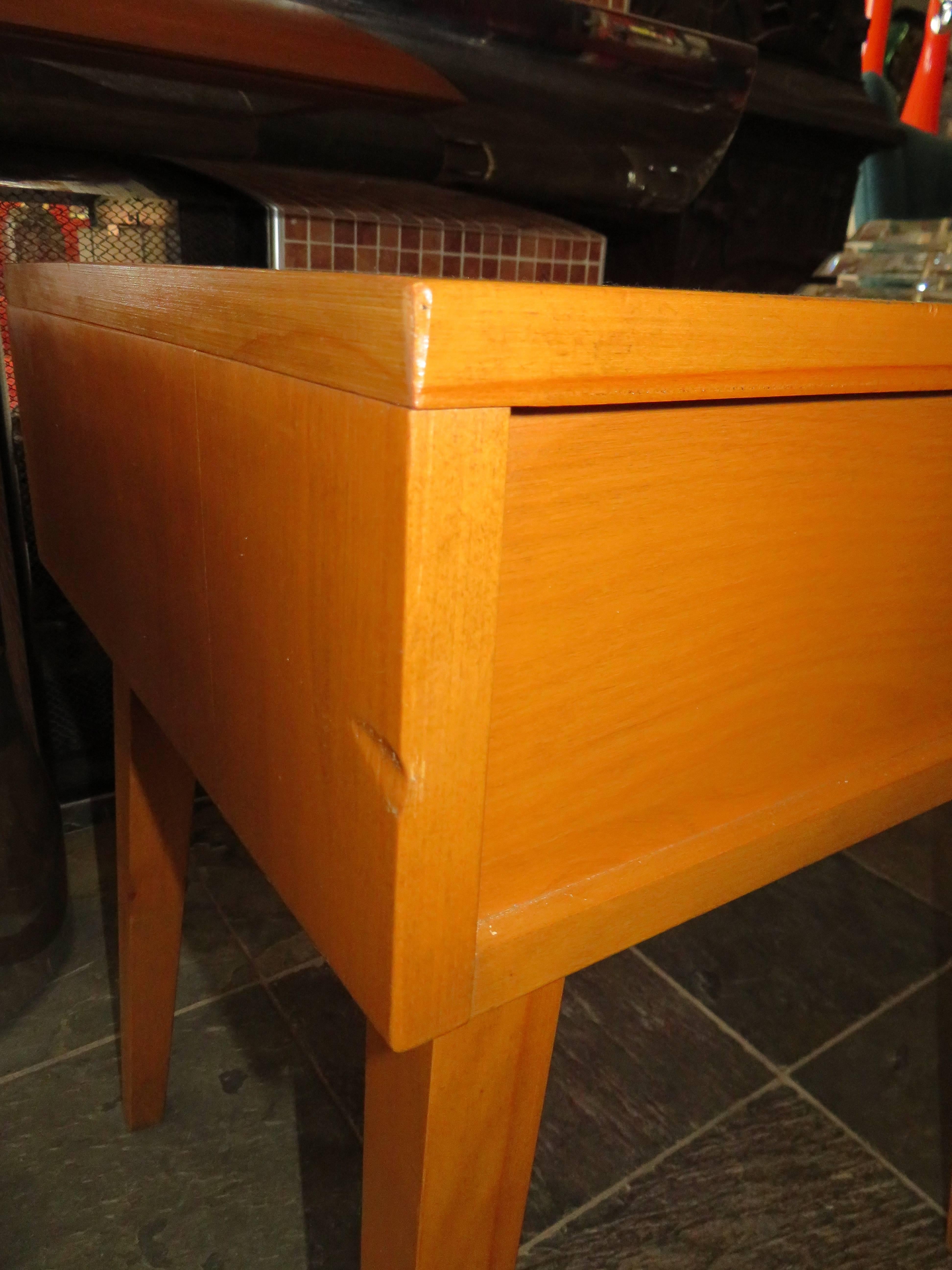 Lovely Pair of Conant Ball Maple Nightstand Tables, Mid-Century Modern 2