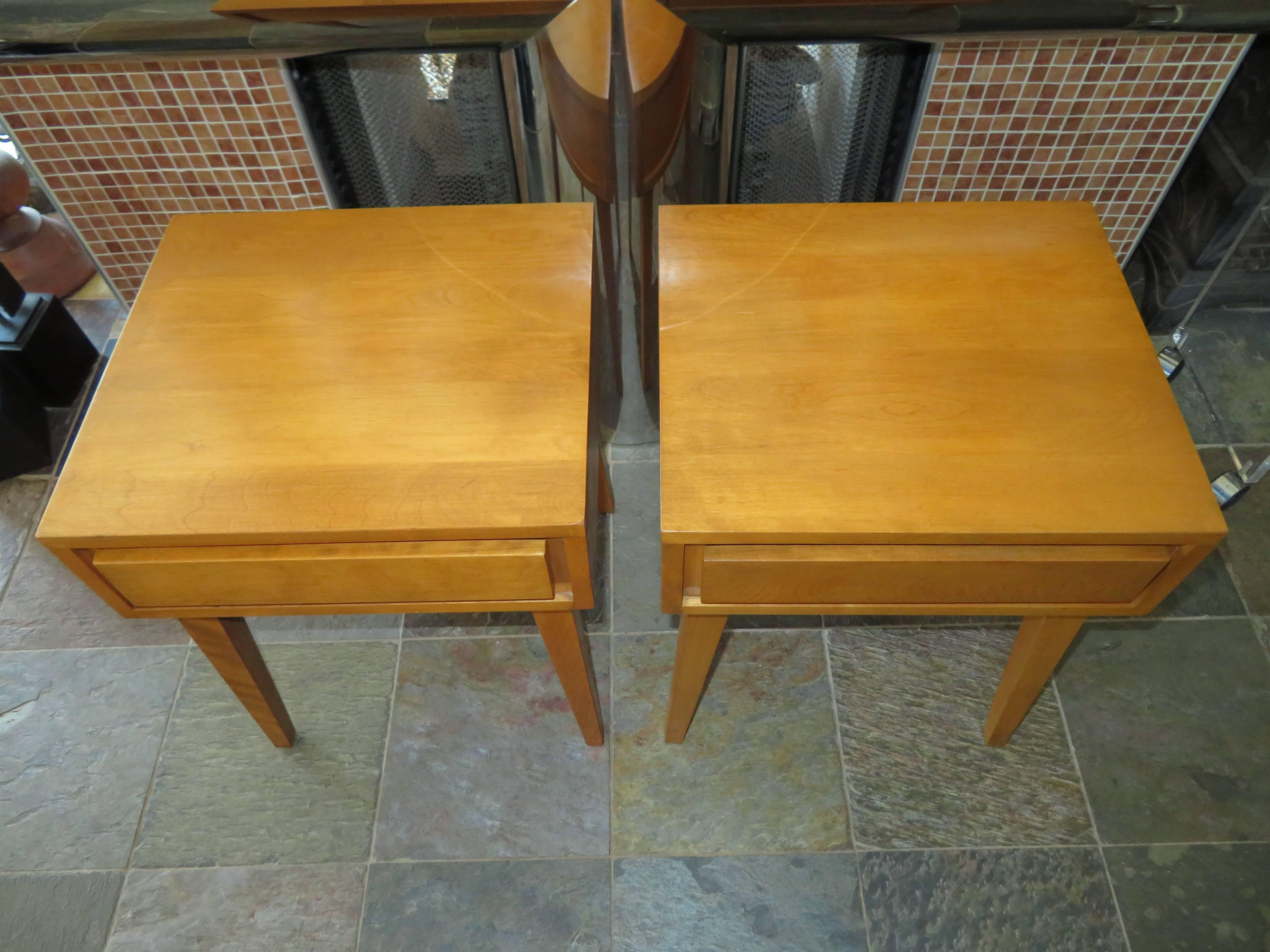 Lovely pair of Conant Ball maple nightstands or side tables. This petite pair is in very nice vintage condition with only light signs of age.