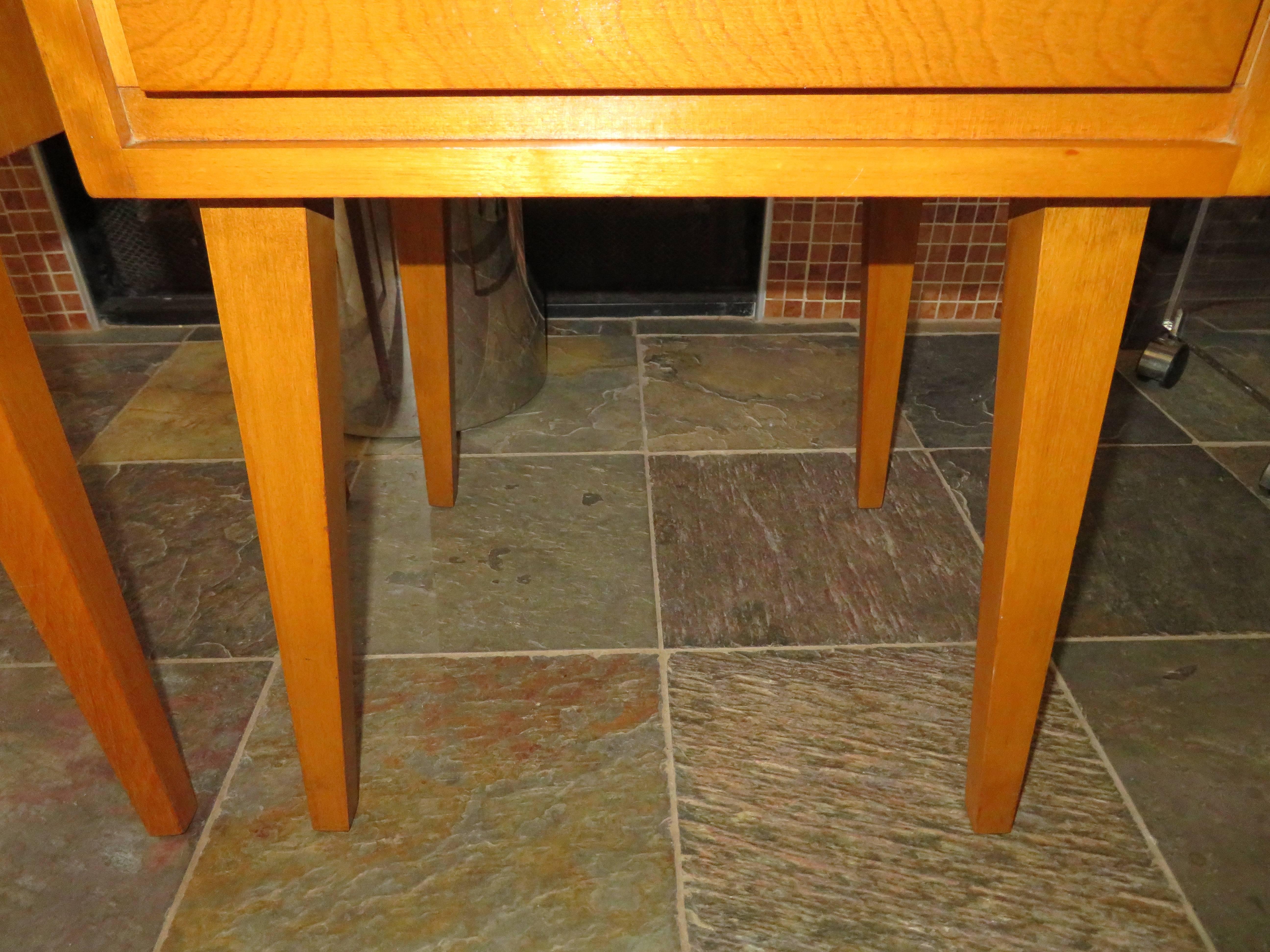 Lovely Pair of Conant Ball Maple Nightstand Tables, Mid-Century Modern In Good Condition For Sale In Pemberton, NJ