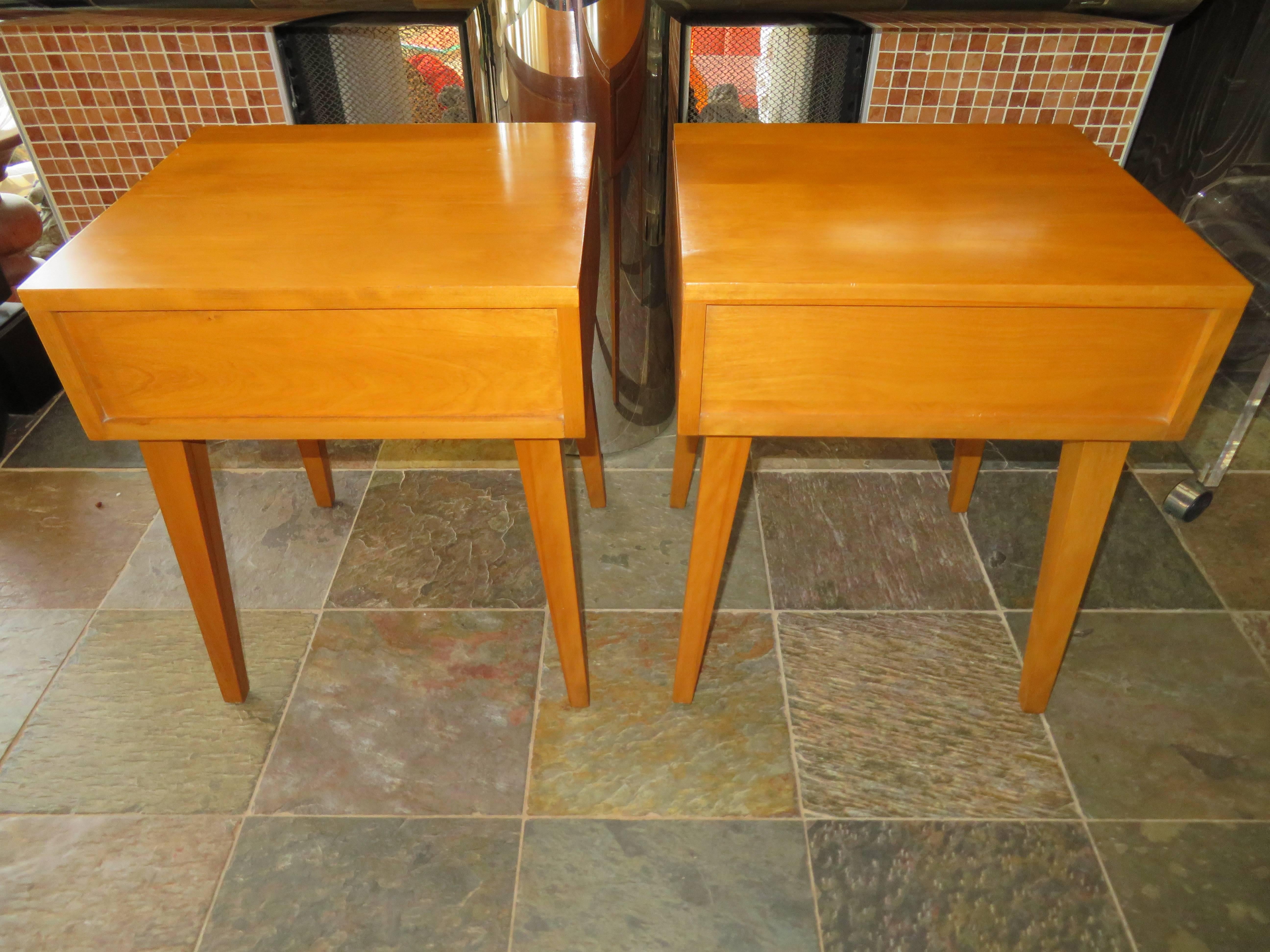 Lovely Pair of Conant Ball Maple Nightstand Tables, Mid-Century Modern For Sale 1