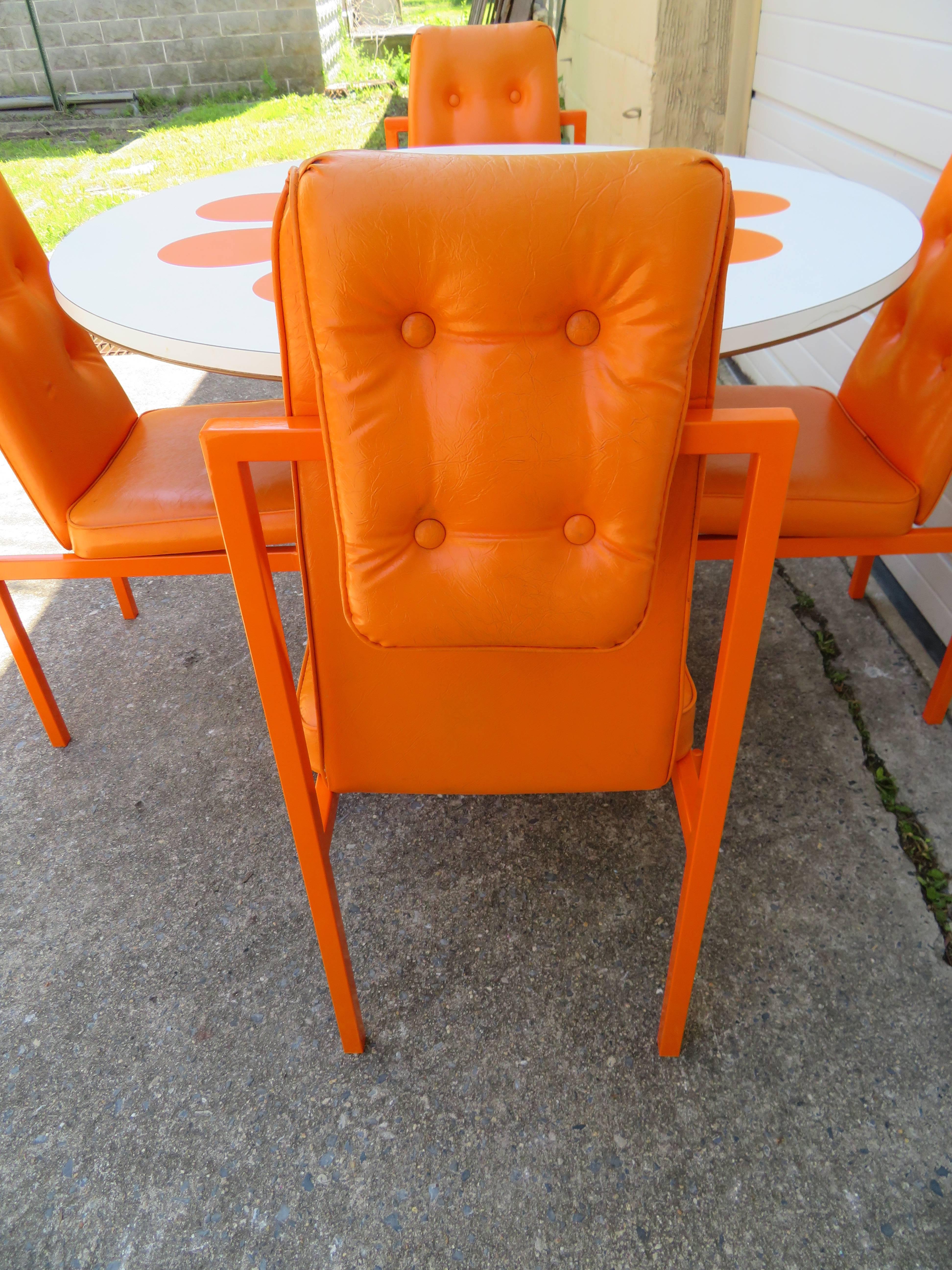 Milieu du XXe siècle Table de salle à manger en tranches orange amusante des années 1960 Quatre chaises de style Probber Style Mid-Century Modern en vente