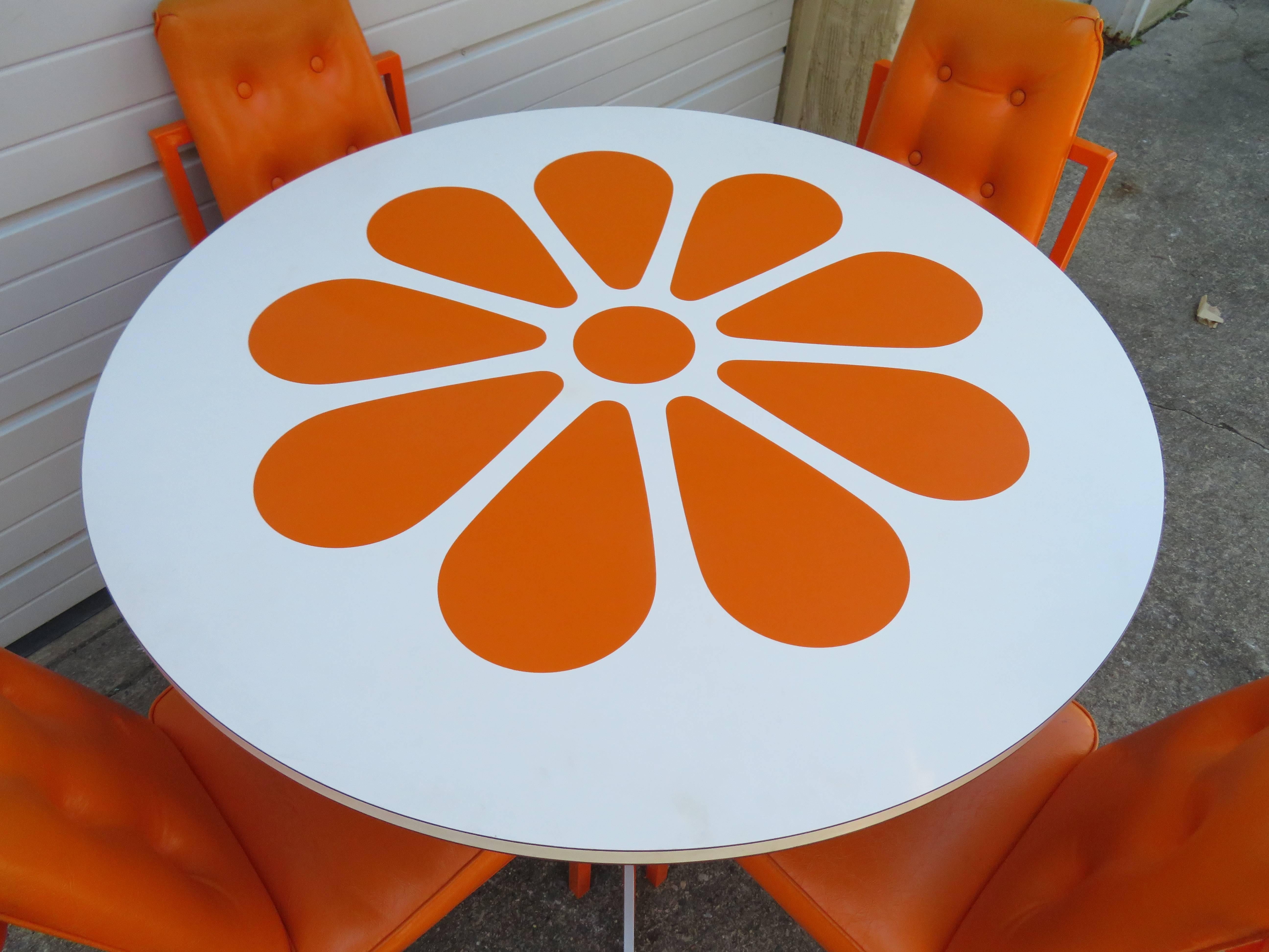 Américain Table de salle à manger en tranches orange amusante des années 1960 Quatre chaises de style Probber Style Mid-Century Modern en vente